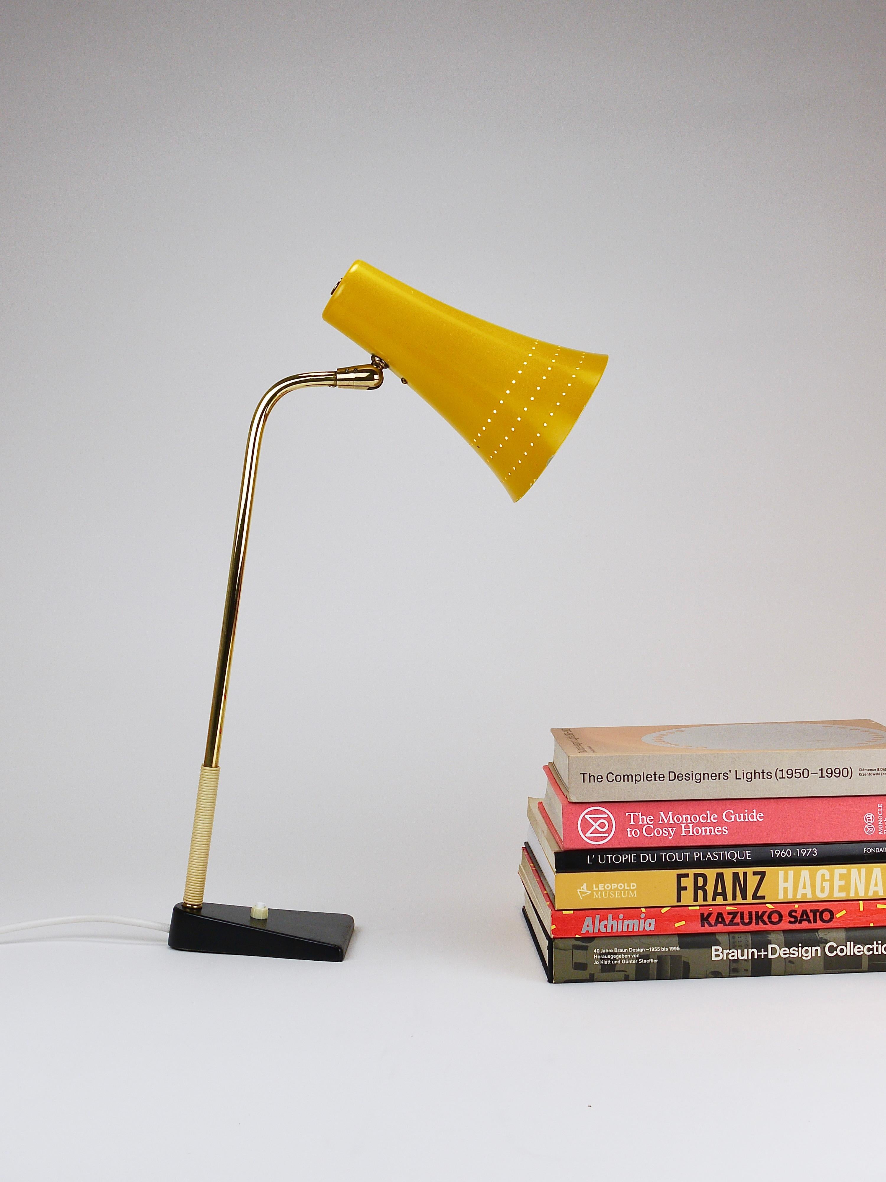 J.T. Kalmar Gelbe Tischbeistellleuchte, Messing & Eisen, Wien, Österreich, 1950er Jahre (Moderne der Mitte des Jahrhunderts) im Angebot