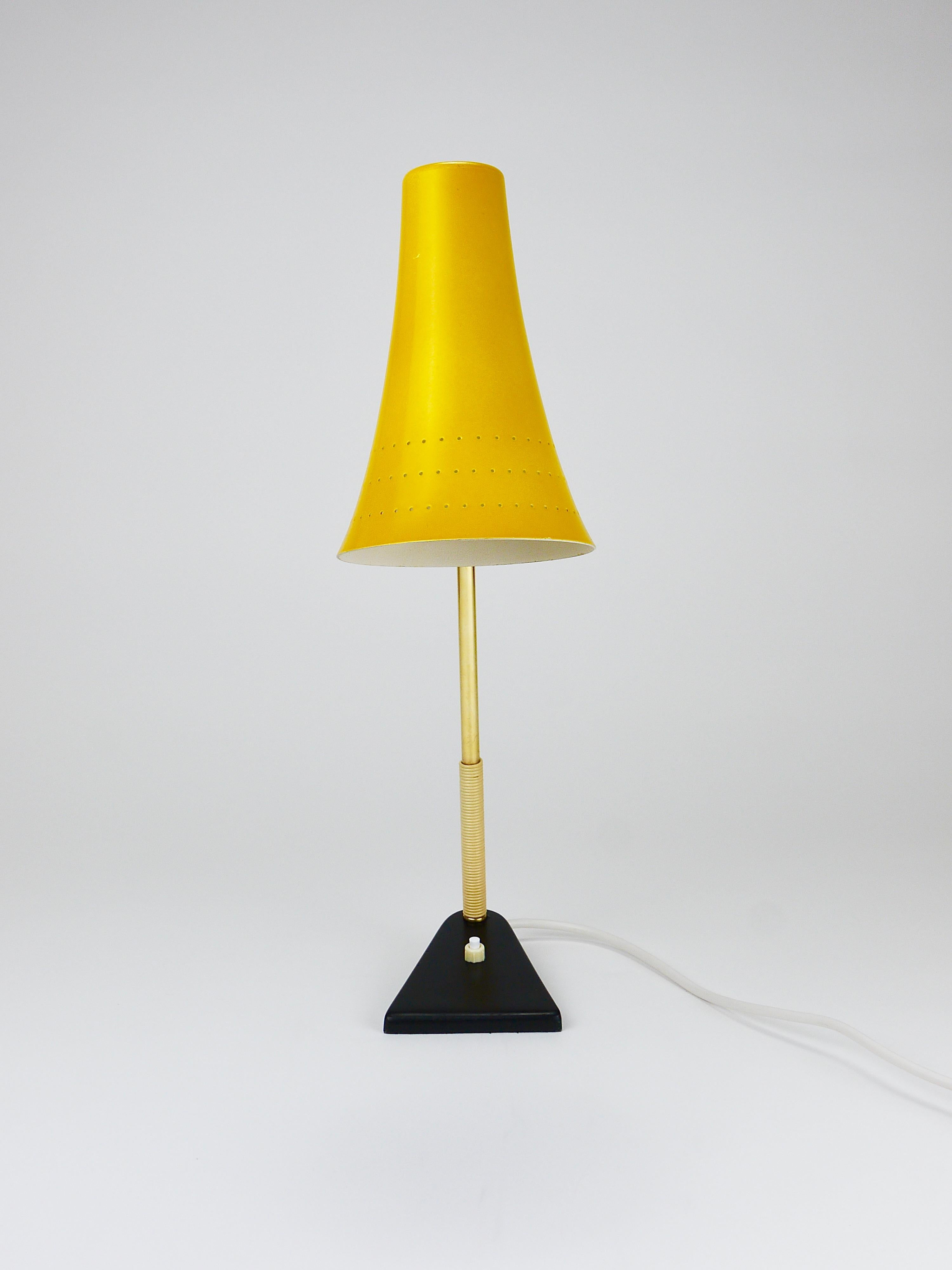 J.T. Kalmar Gelbe Tischbeistellleuchte, Messing & Eisen, Wien, Österreich, 1950er Jahre (Metall) im Angebot