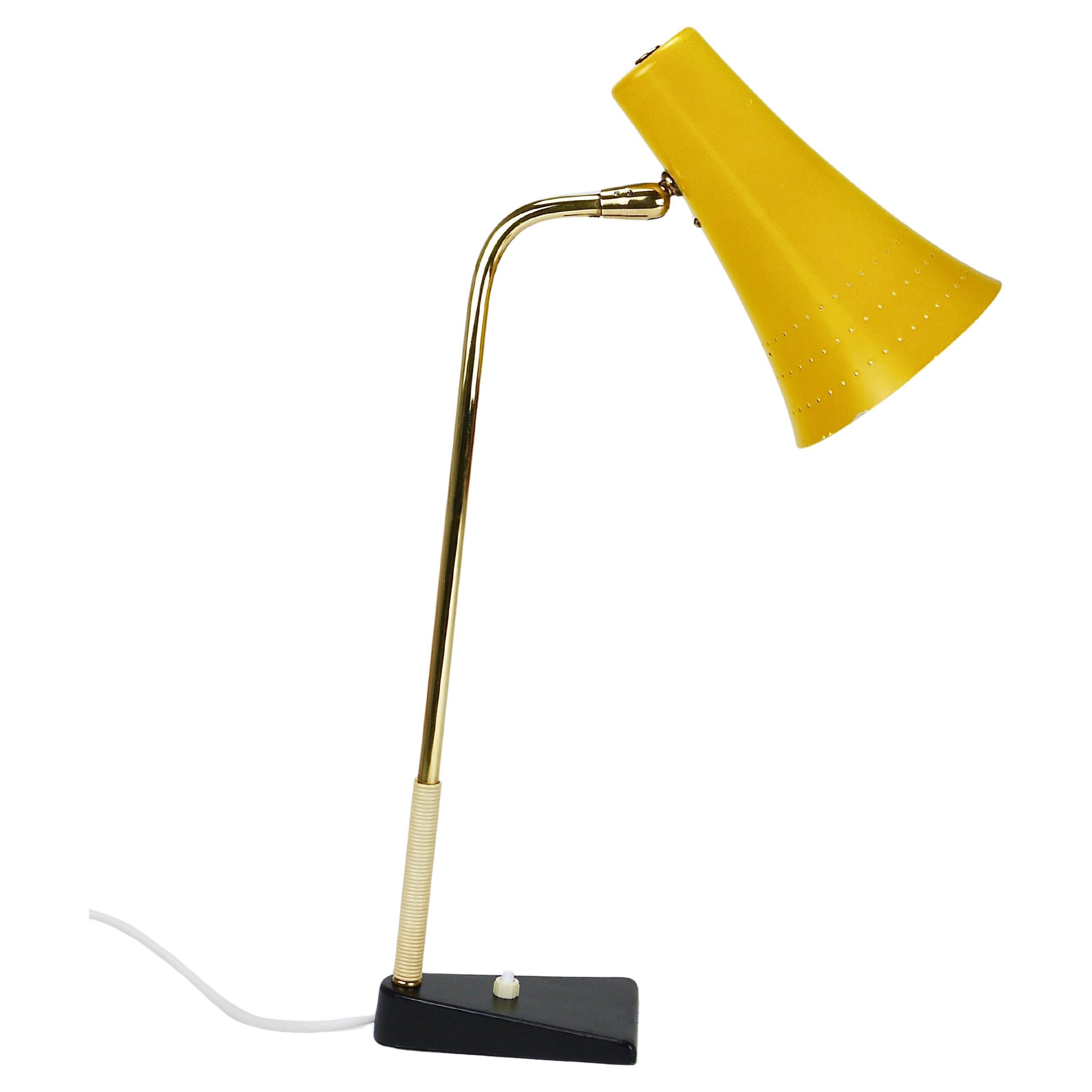 J.T. Kalmar Gelbe Tischbeistellleuchte, Messing & Eisen, Wien, Österreich, 1950er Jahre im Angebot