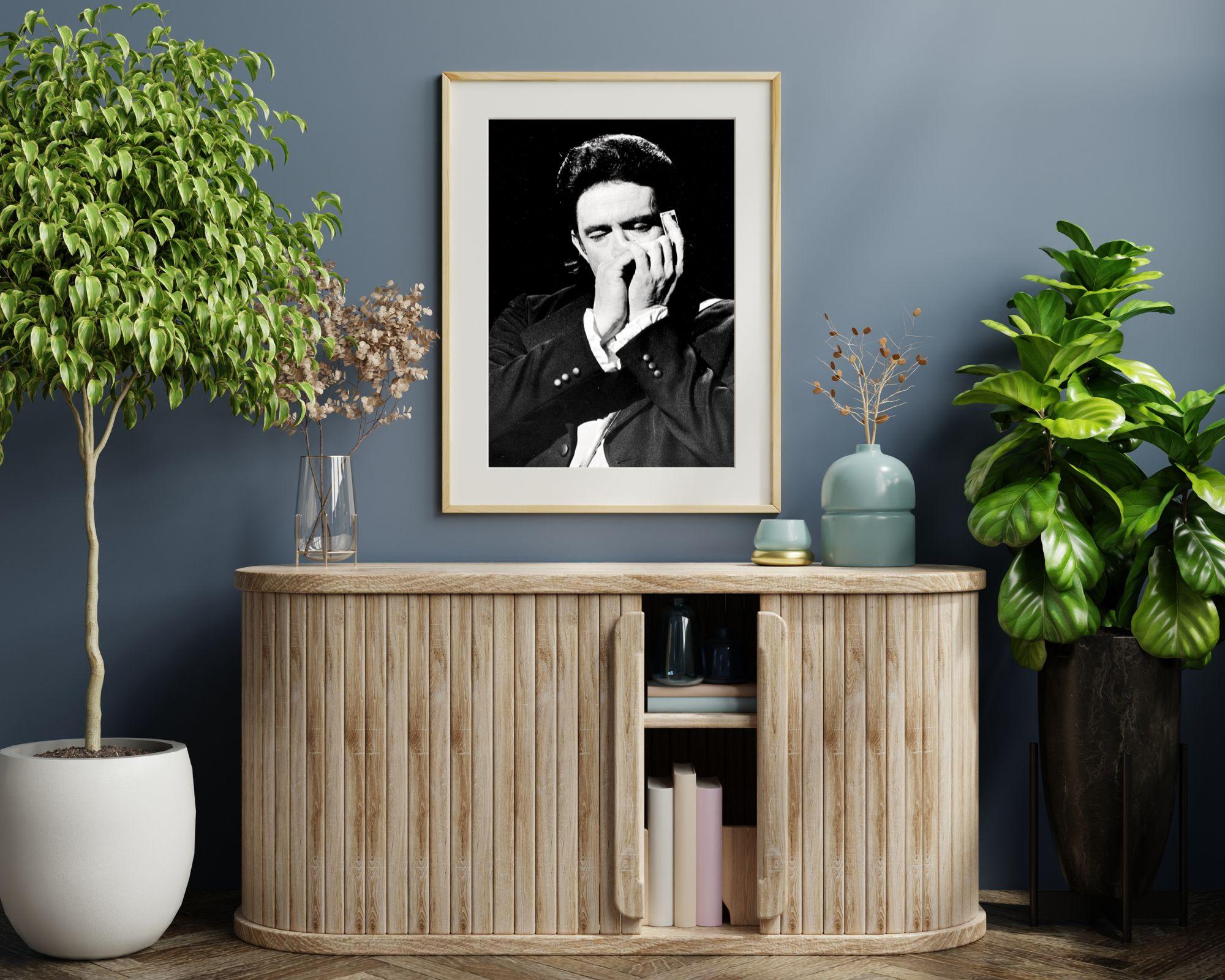 Johnny Cash jouant harmonica - Photograph de J.T. Phillips