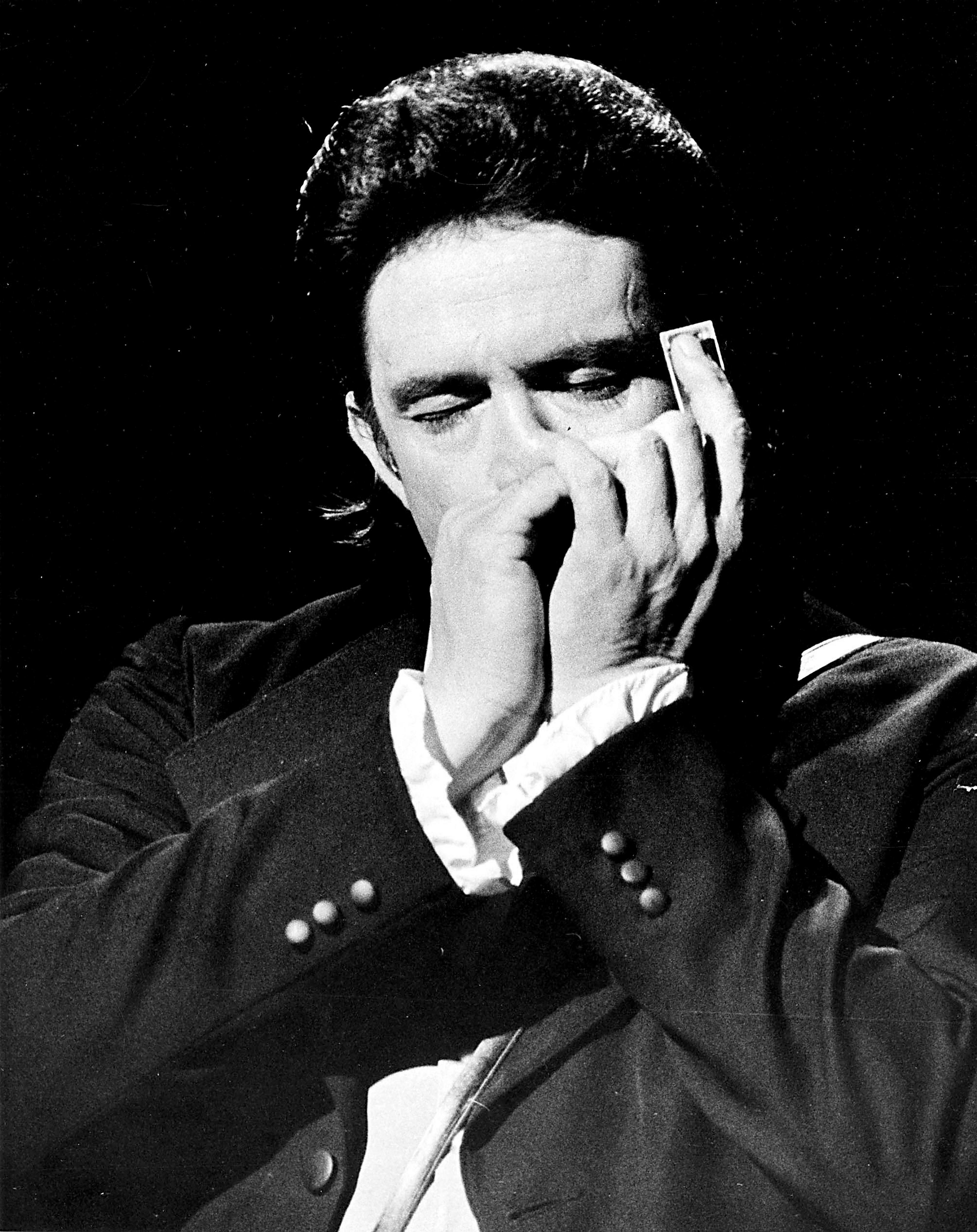 Black and White Photograph J.T. Phillips - Johnny Cash jouant harmonica