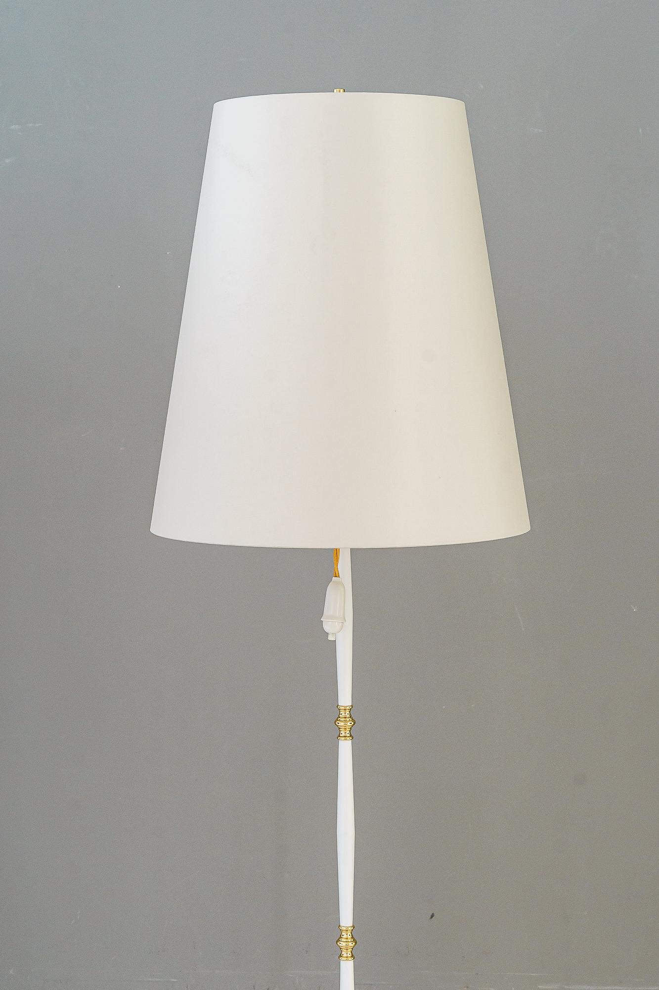 J.T.Kalmar Stehlampe wien um 1950
Der Farbton wird ersetzt ( neu )
Metall mit Lackierung
Messing poliert und emailliert