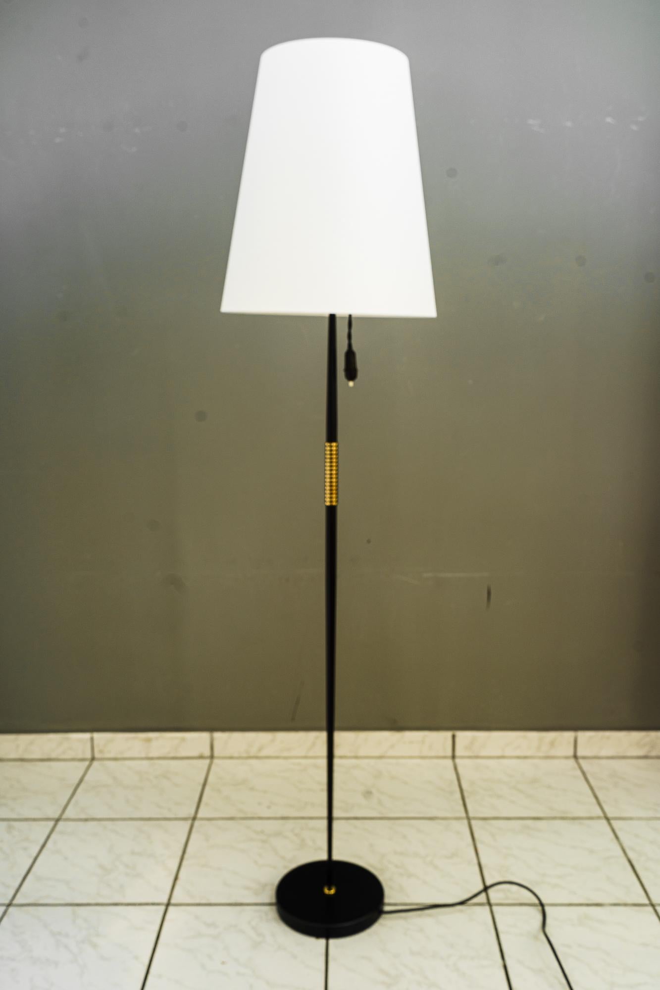 J.T.Kalmar floor lamp with fabric shade vienna around 1950s
Brass partly blackened
The shade is reolaced ( new )