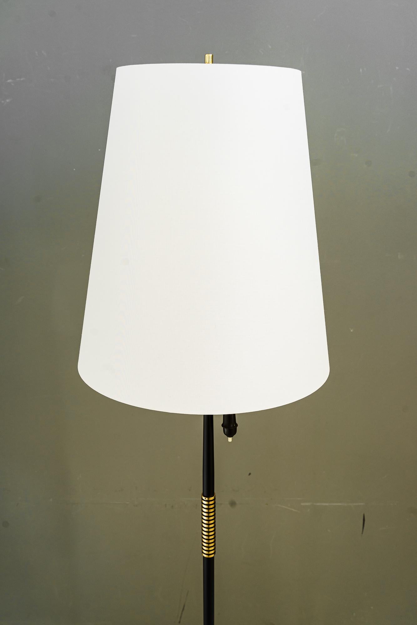 Mid-Century Modern J.T. Kalmar lampadaire avec abat-jour en tissu vienne vers 1950 en vente