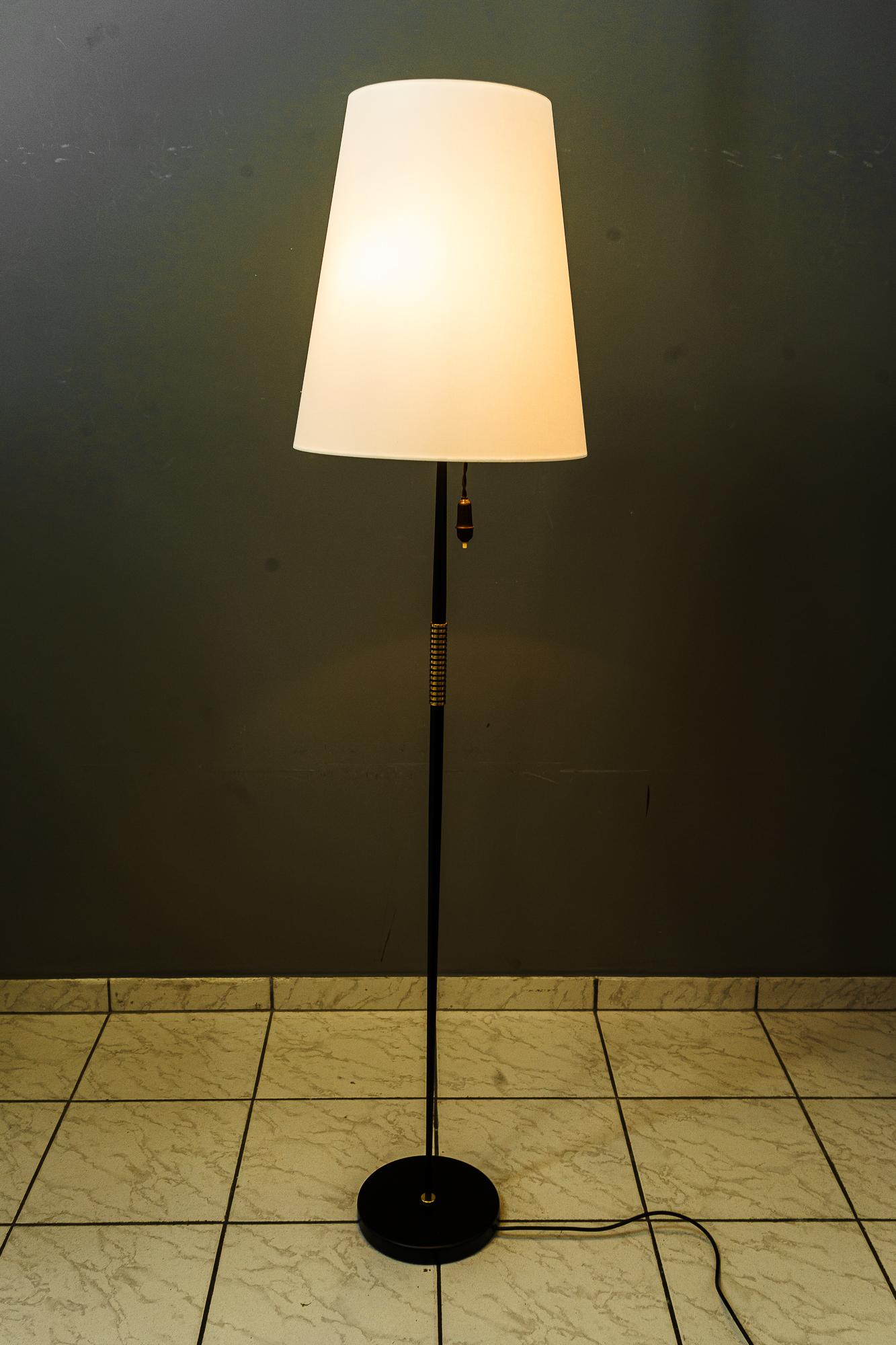 J.T. Kalmar lampadaire avec abat-jour en tissu vienne vers 1950 Bon état - En vente à Wien, AT
