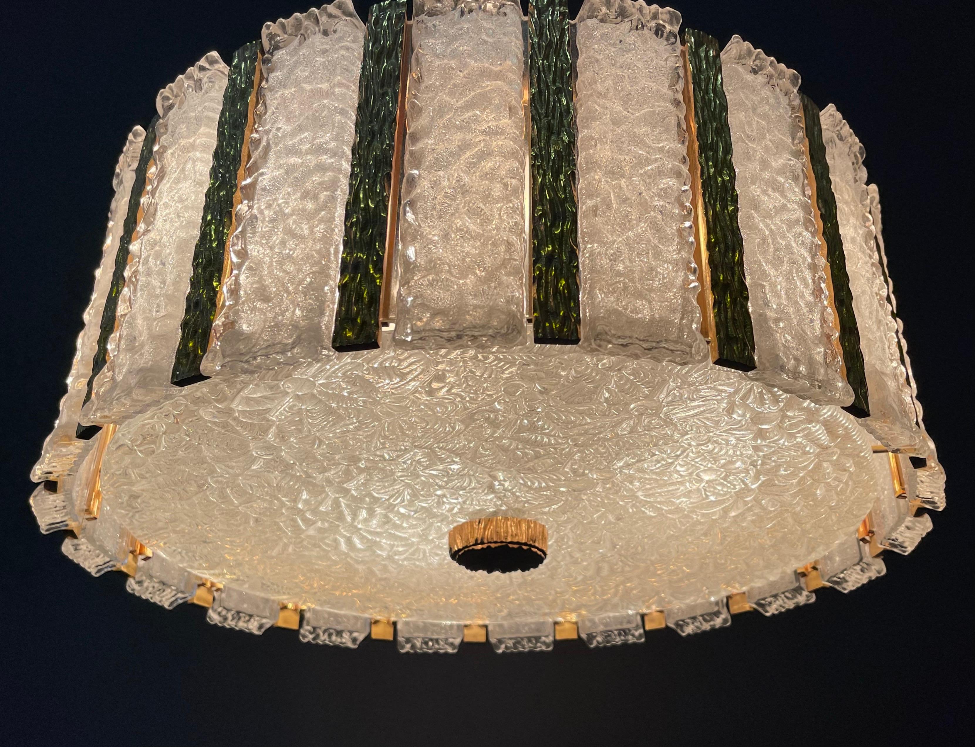 Austriaco J.T. Kalmar Coppia di lampadari a tamburo in vetro ghiaccio, 1960 ca. in vendita