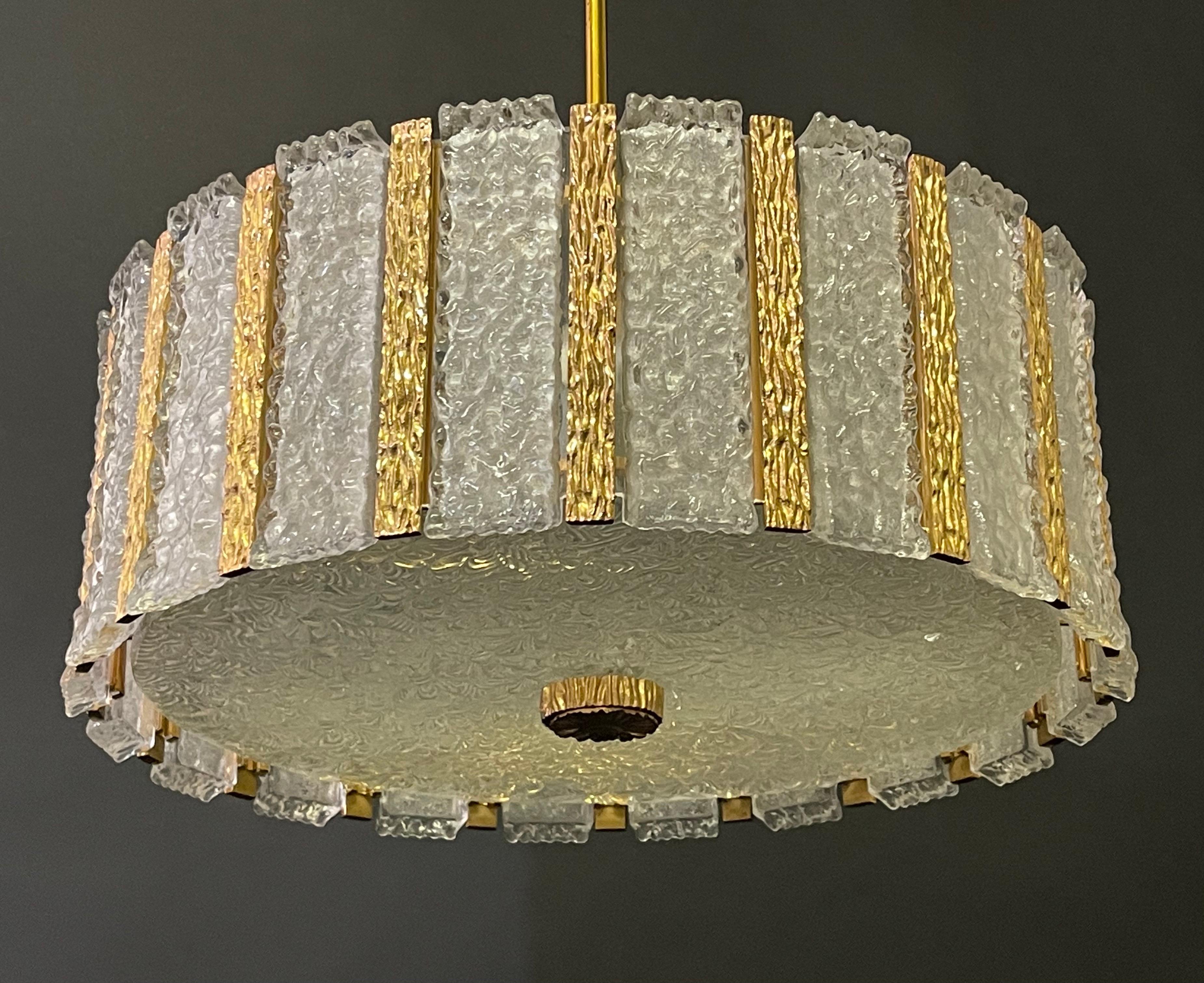 Metallo J.T. Kalmar Coppia di lampadari a tamburo in vetro ghiaccio, 1960 ca. in vendita