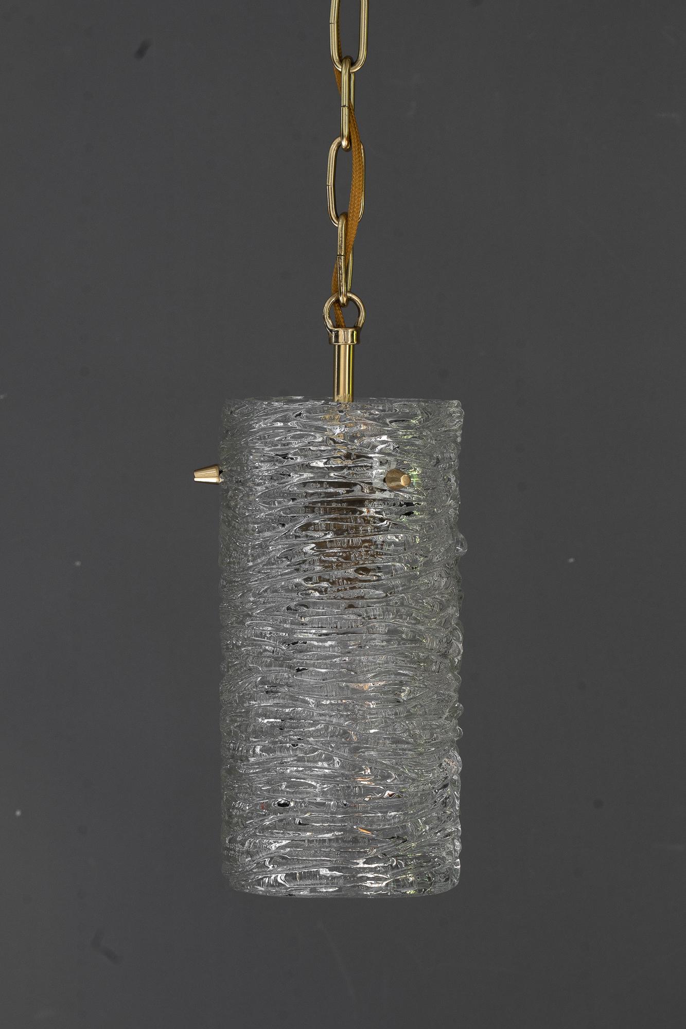 J.T.Kalmar pendant  avec structure verre vienne vers 1950
Laiton poli et émaillé au four
Abat-jour en verre de structure originale