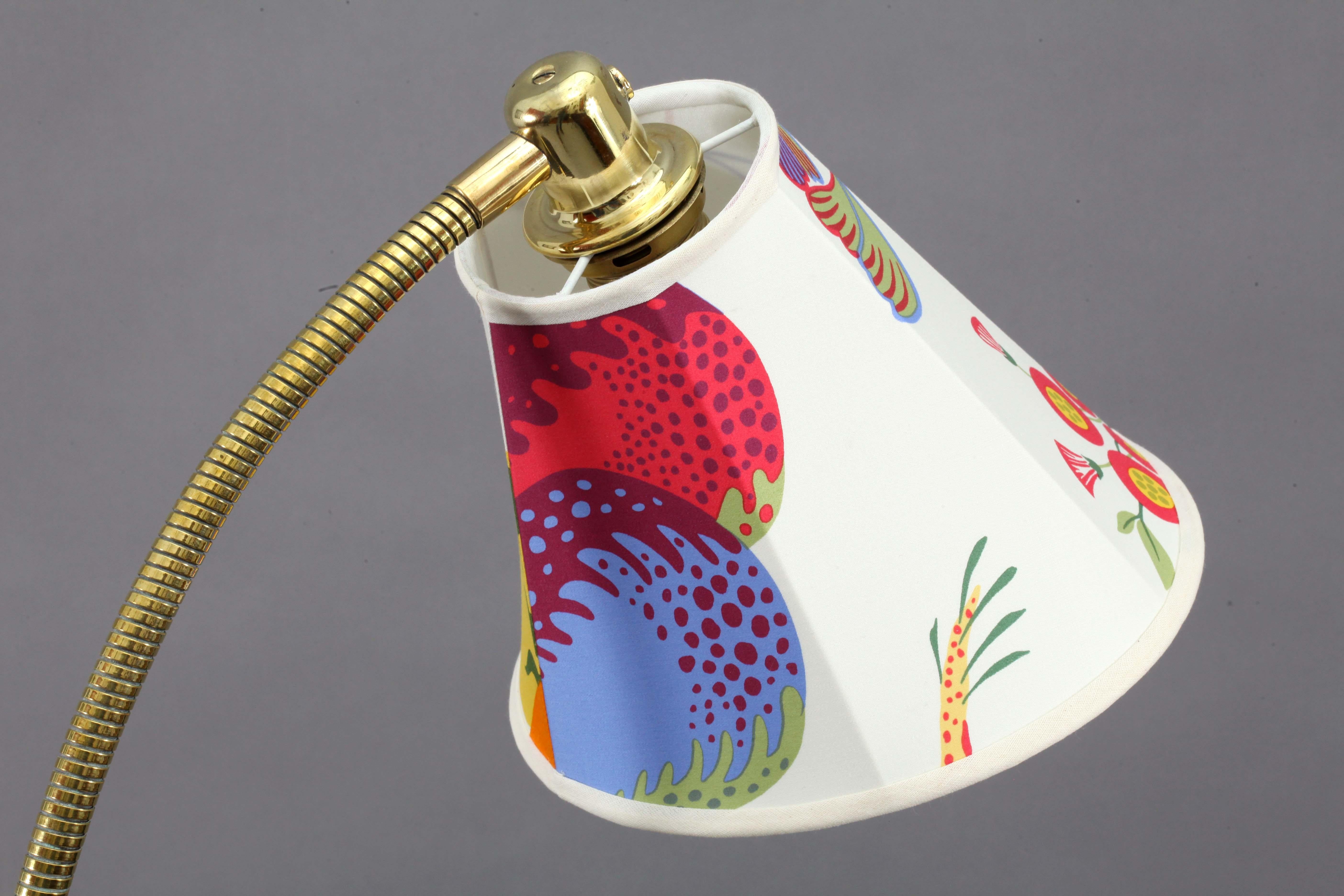 Table lamp
J.T. Kalmar
Modell tisch überall
Vienna, 1950
Brass base, leather grip, flexible arm, shade with Josef Frank fabric.