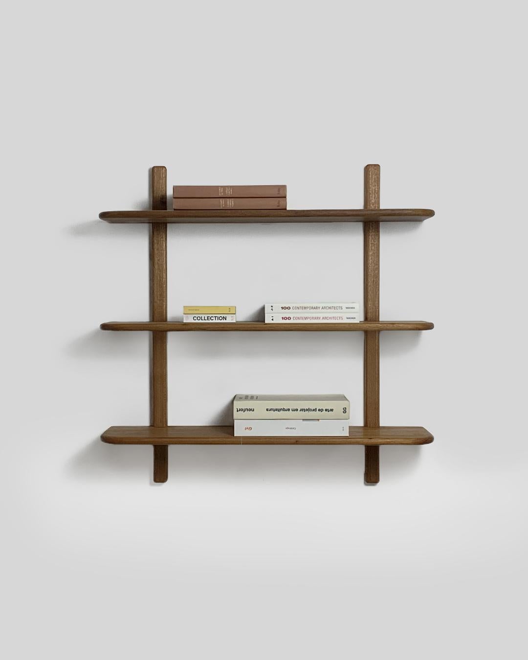 Ju Shelf di Estudio Prosa
Dimensioni: L. 90 x P. 90 x H. 25 cm
Materiali: Wood.

Lo studio Prosa è uno spazio formato da architetti, designer e falegnami che cercano il miglior sviluppo nella coesistenza delle loro aree, dei progetti per gli spazi