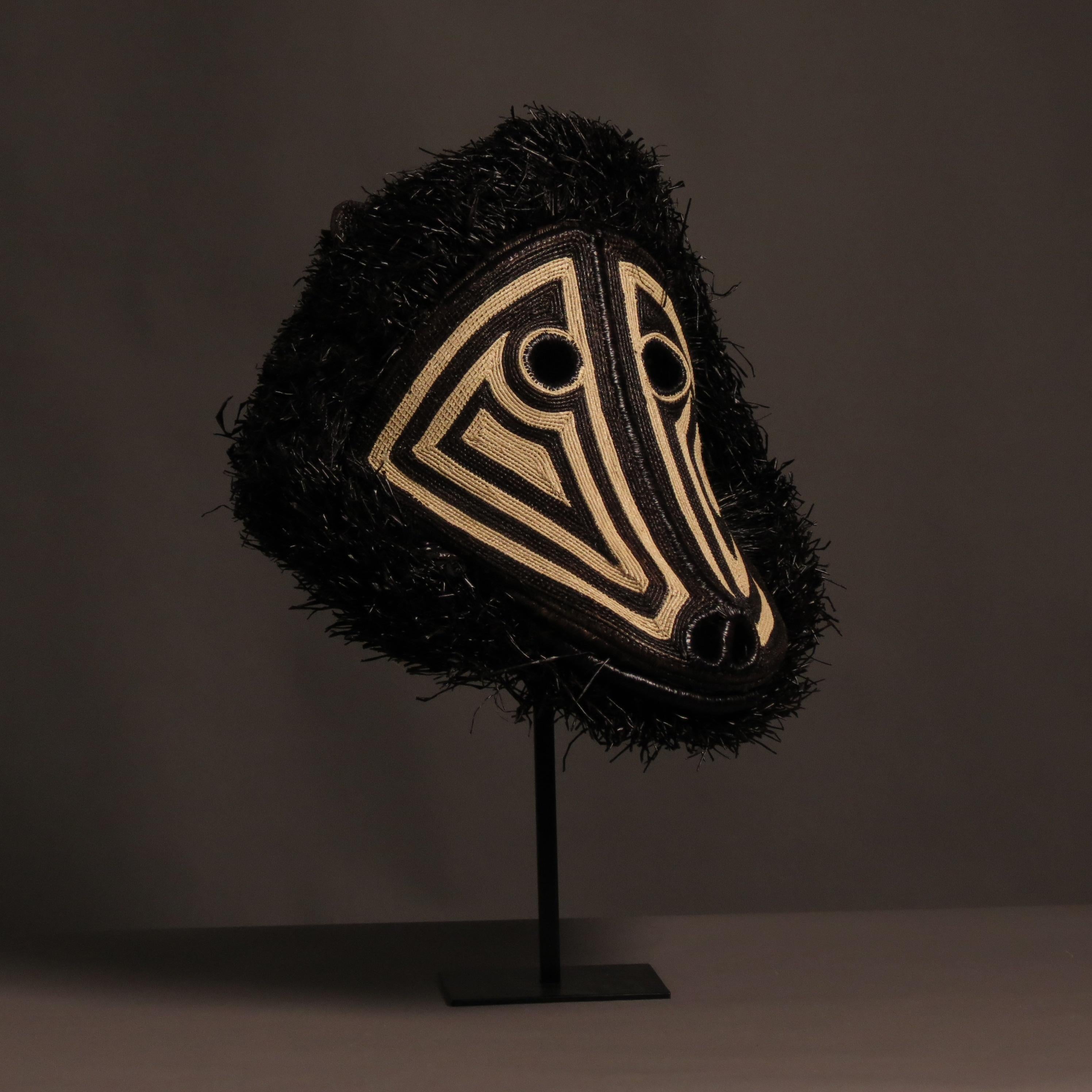 Extraordinary as works of art and decoration, this mask come from the Shamanic beliefs and rituals of the Central American tribes.
The Indigenous people divide the world in two, a visible world and a parallel world which is invisible.
These