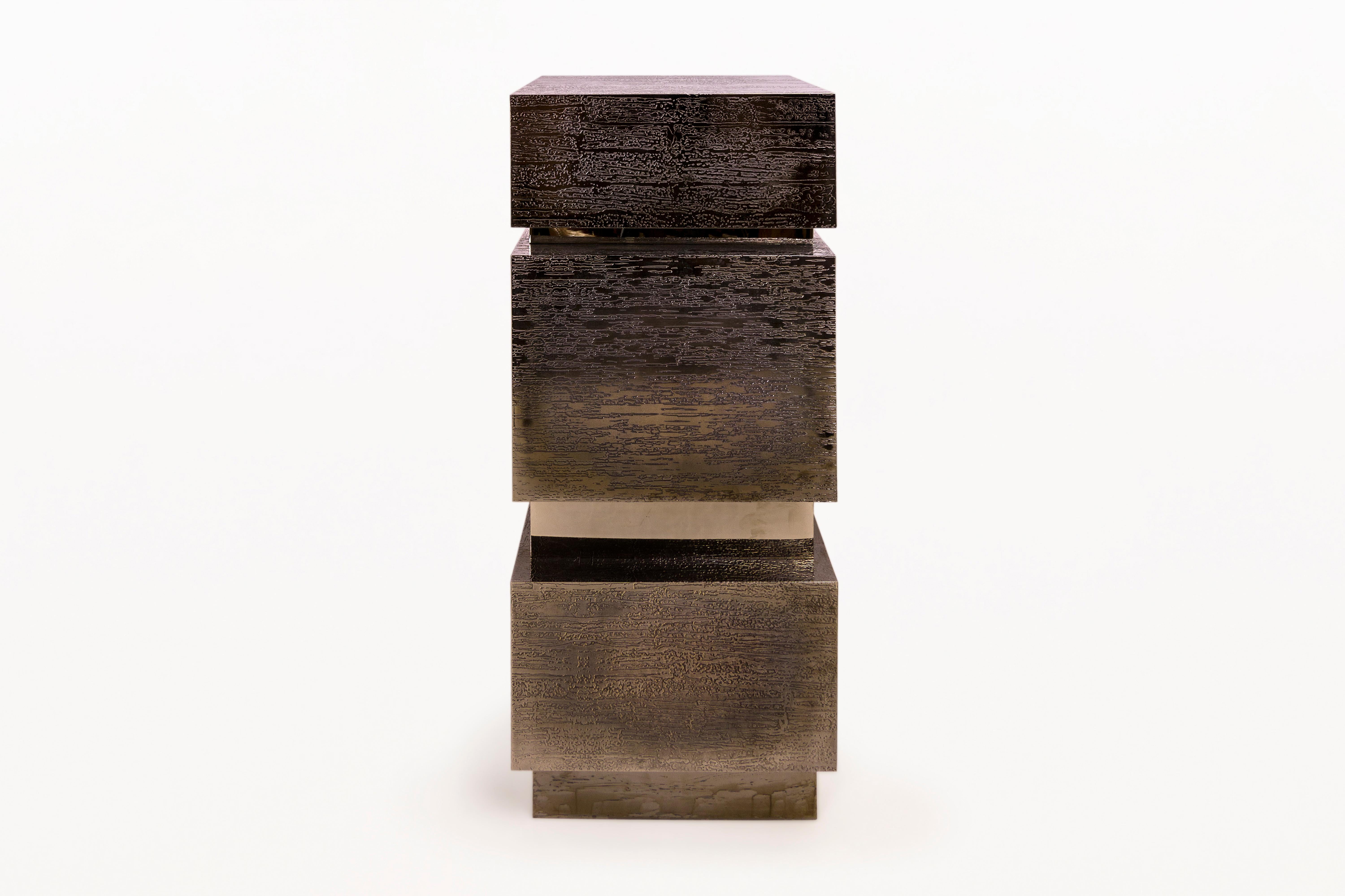 Juan und Paloma Garrido Sockel.
Geometrische Form Metallischer Sockel
Verschiedene Oberflächen und Patinas
Handgefertigt im Garrido Studio
Unterzeichnet
Limitierte Auflage von 8 Stück
2019, Spanien
Ausgezeichneter Zustand.
Juan und Paloma