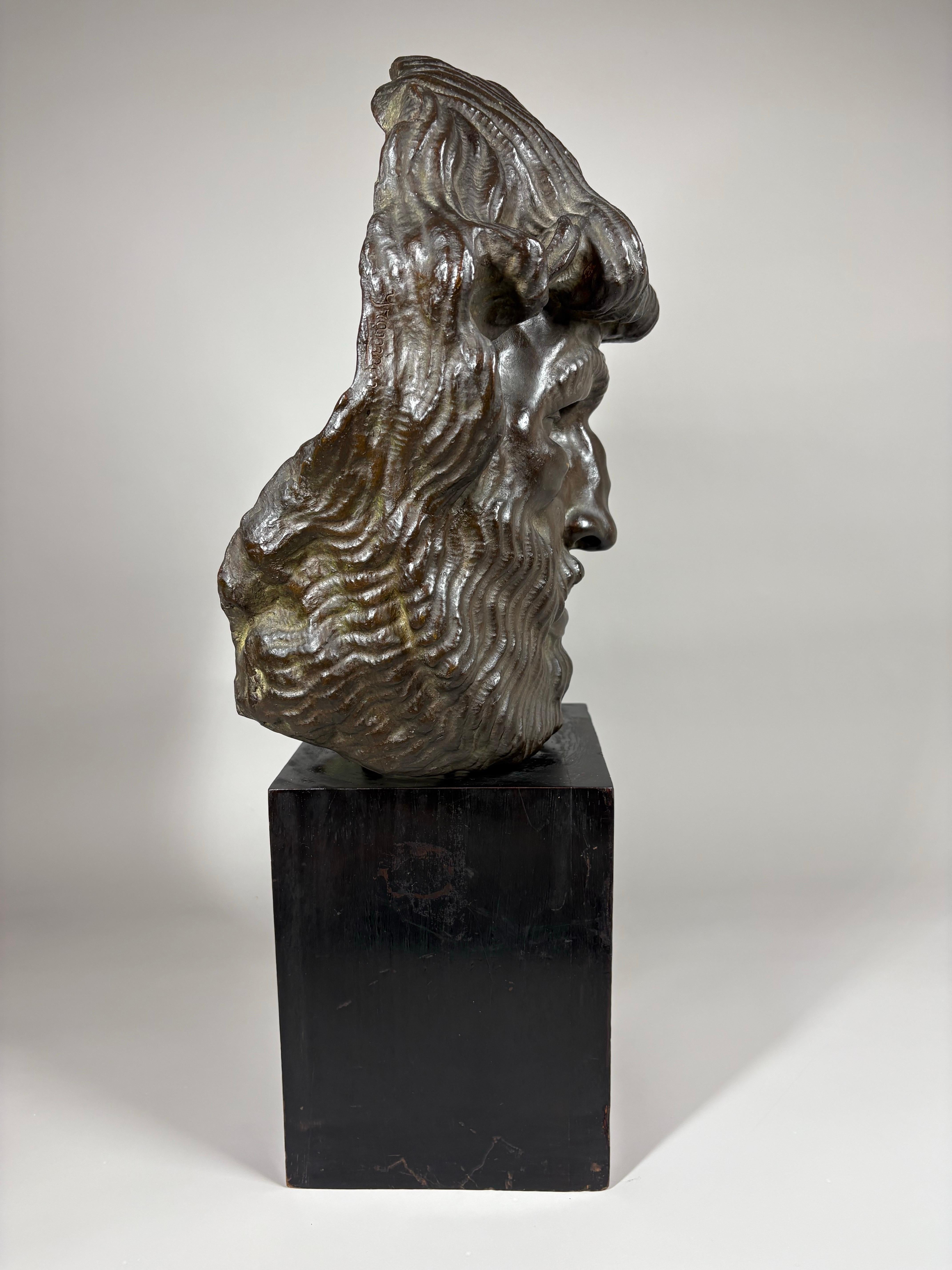 Un sorprendente rilievo in bronzo con un uomo barbuto, che ricorda le 