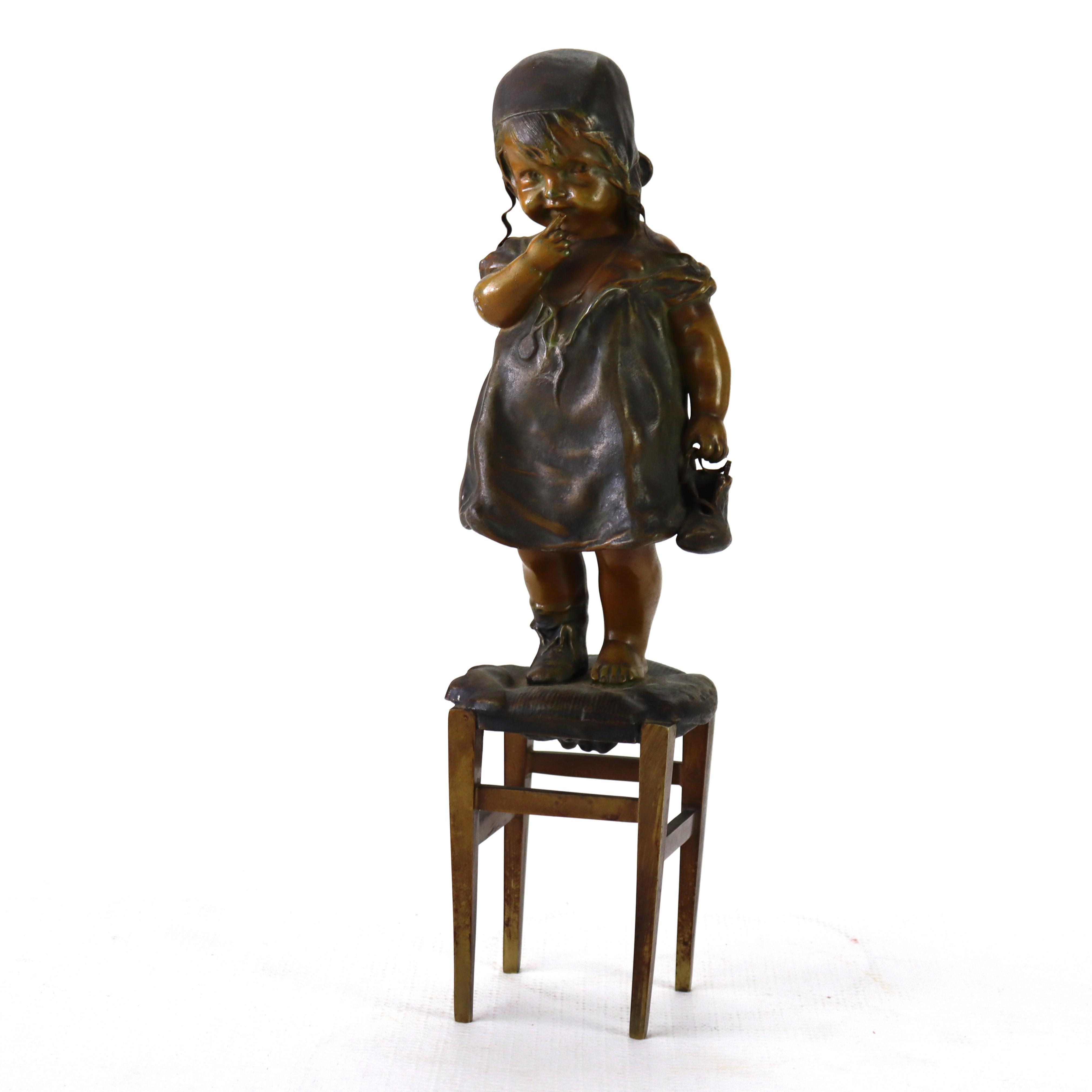 Juan Clara 1st Edition Bronze Figure “Girl On The Stool” C1900 In condizioni buone in vendita a Big Flats, NY