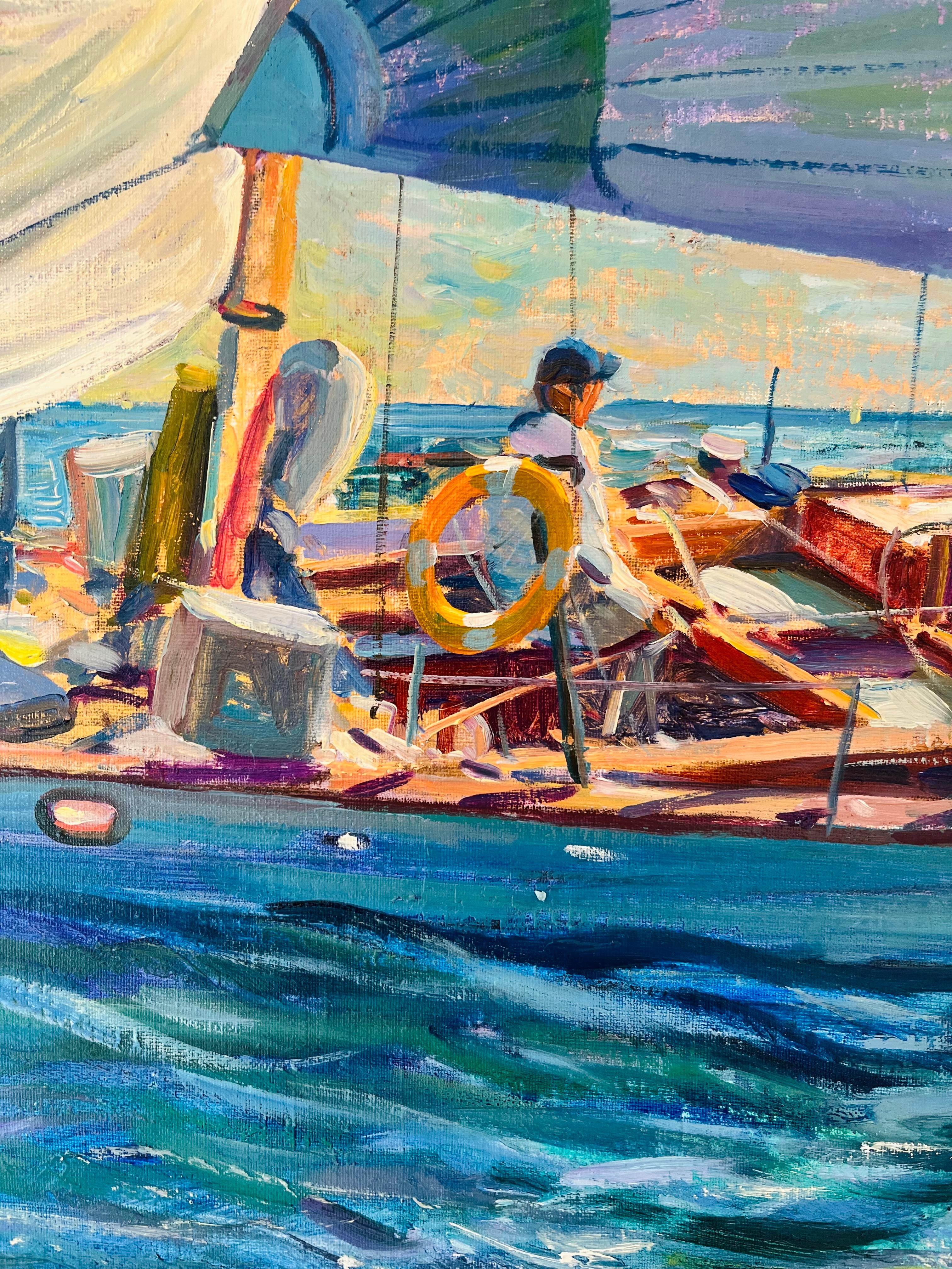 Questo quadro impressionista contemporaneo dell'artista Juan del Pozo presenta un paesaggio acquatico con barche a vela. L'intera scena è descritta con piccoli tratti di pittura a impasto, che conferiscono all'opera un aspetto testuale vitale. Una