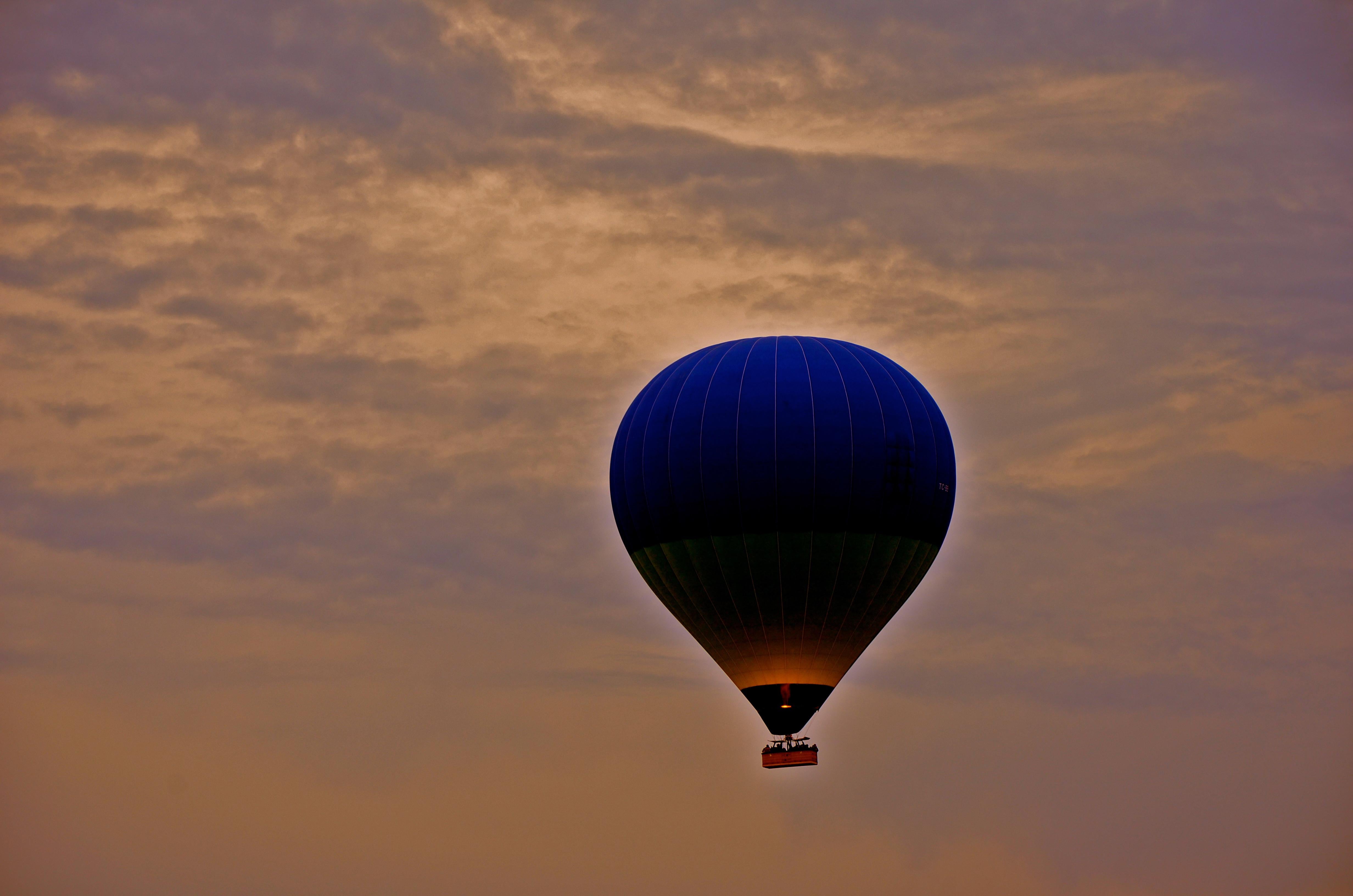 ""Capadocia"" - Rechteckige Fotografie des Himmels und eines Heißluftballons.