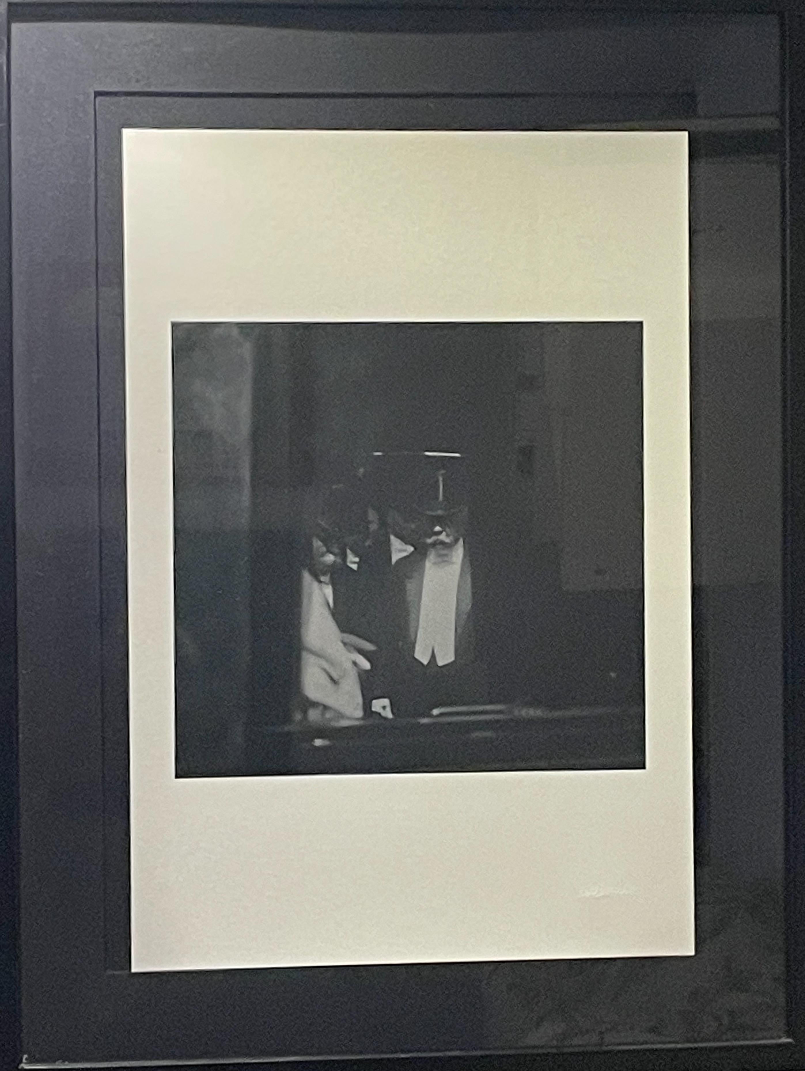 Juan José Díaz Infante Print – ""Porfirio Daz im Ausstellungsraum in Paris"" - Vertikaler Schwarz-Weiß-Druck.