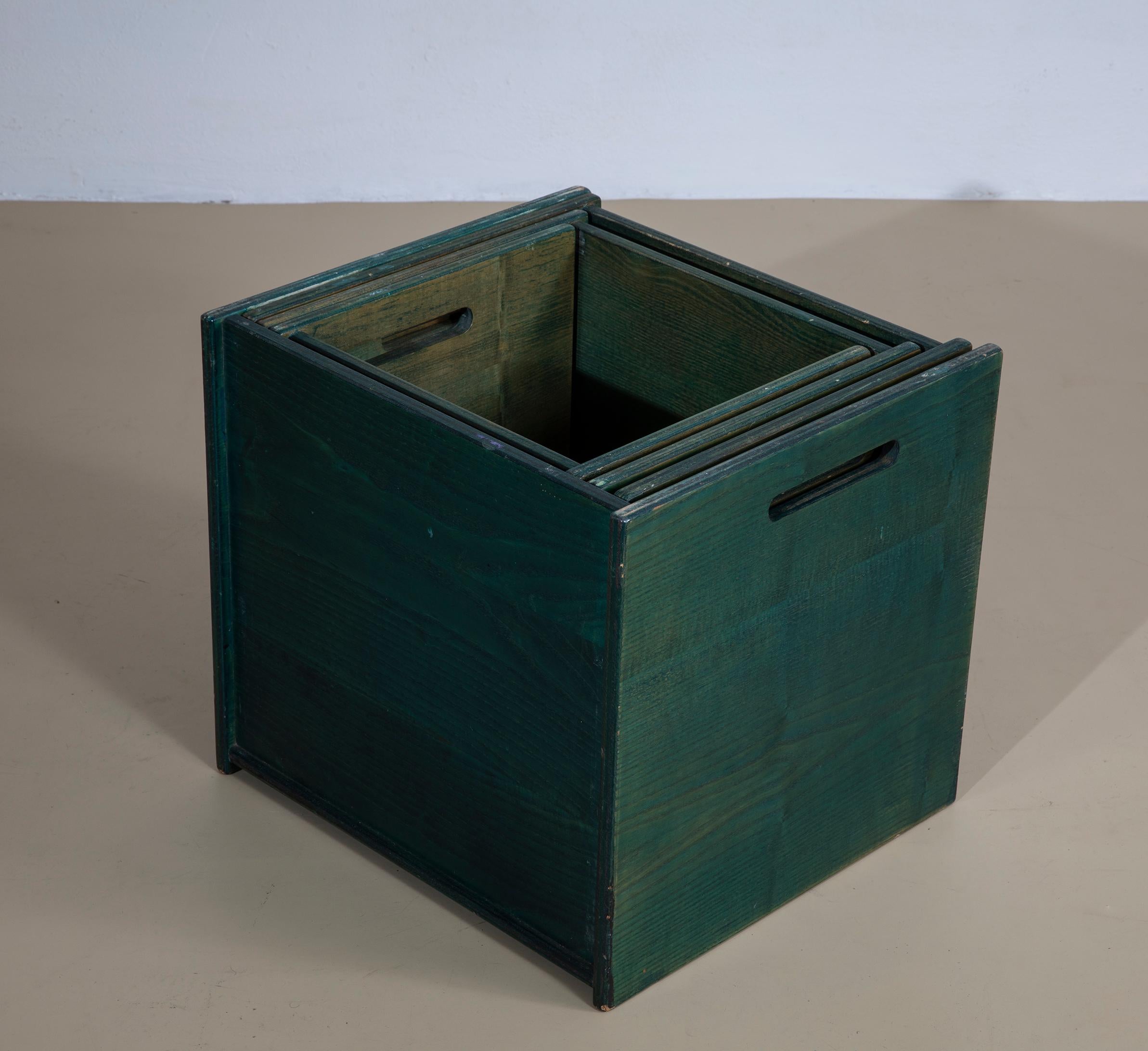 Ensemble de 4 tables gigognes empilables en hêtre teinté à l'aniline verte, conçues par Juan Josè Blanc pour Casablancas dans les années 1970. 

Bibliographie 
Histoire du design industriel - 1919-1990, La domination du design, Enrico Castelnuovo,