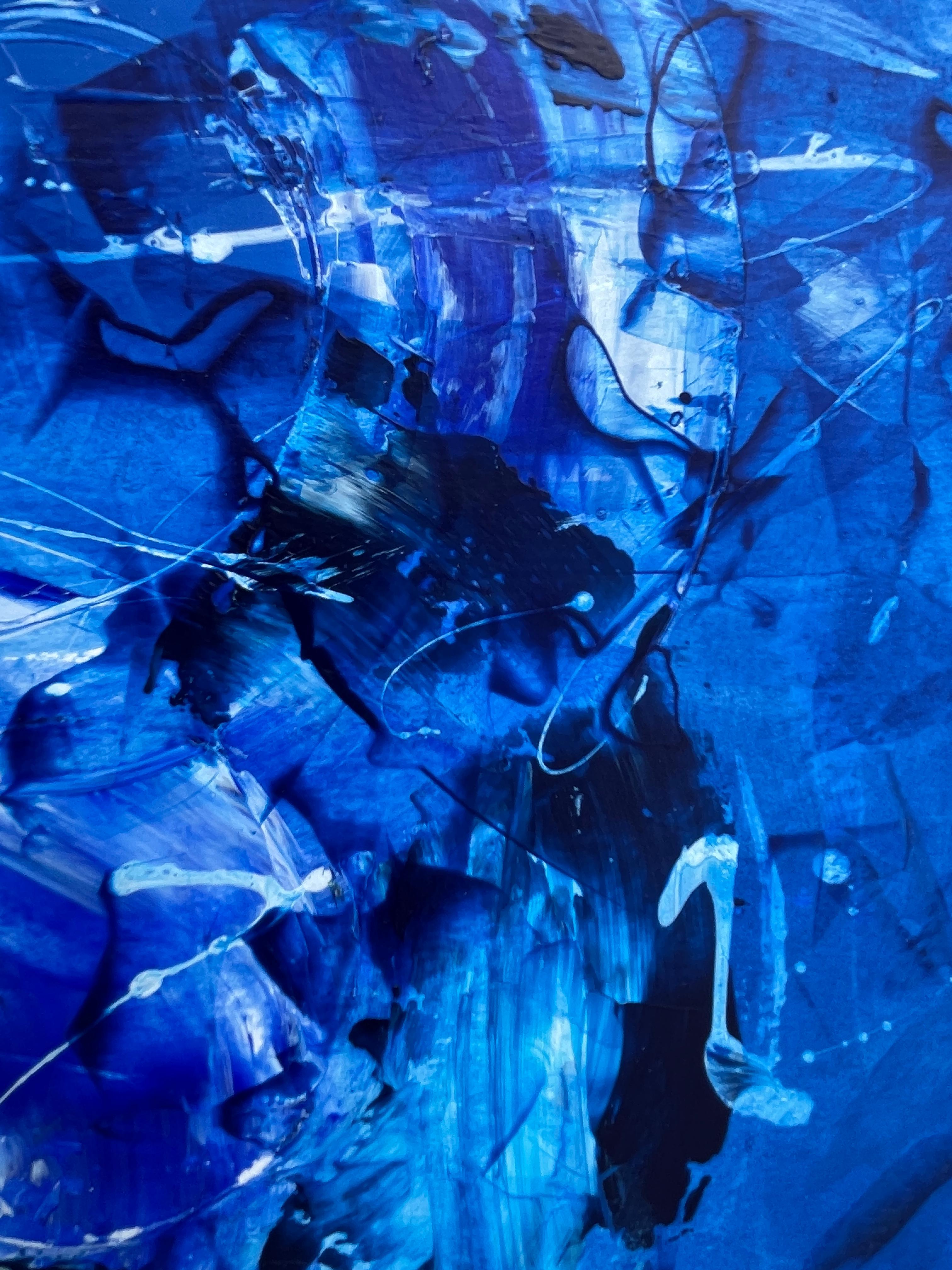 Mi obra, creada con acrílicos, refleja una exploración abstracta y vibrante del espíritu humano. La elección de colores vivos y las formas entrelazadas capturan la complejidad emocional y la profunda introspección. Busqué transmitir la interconexión