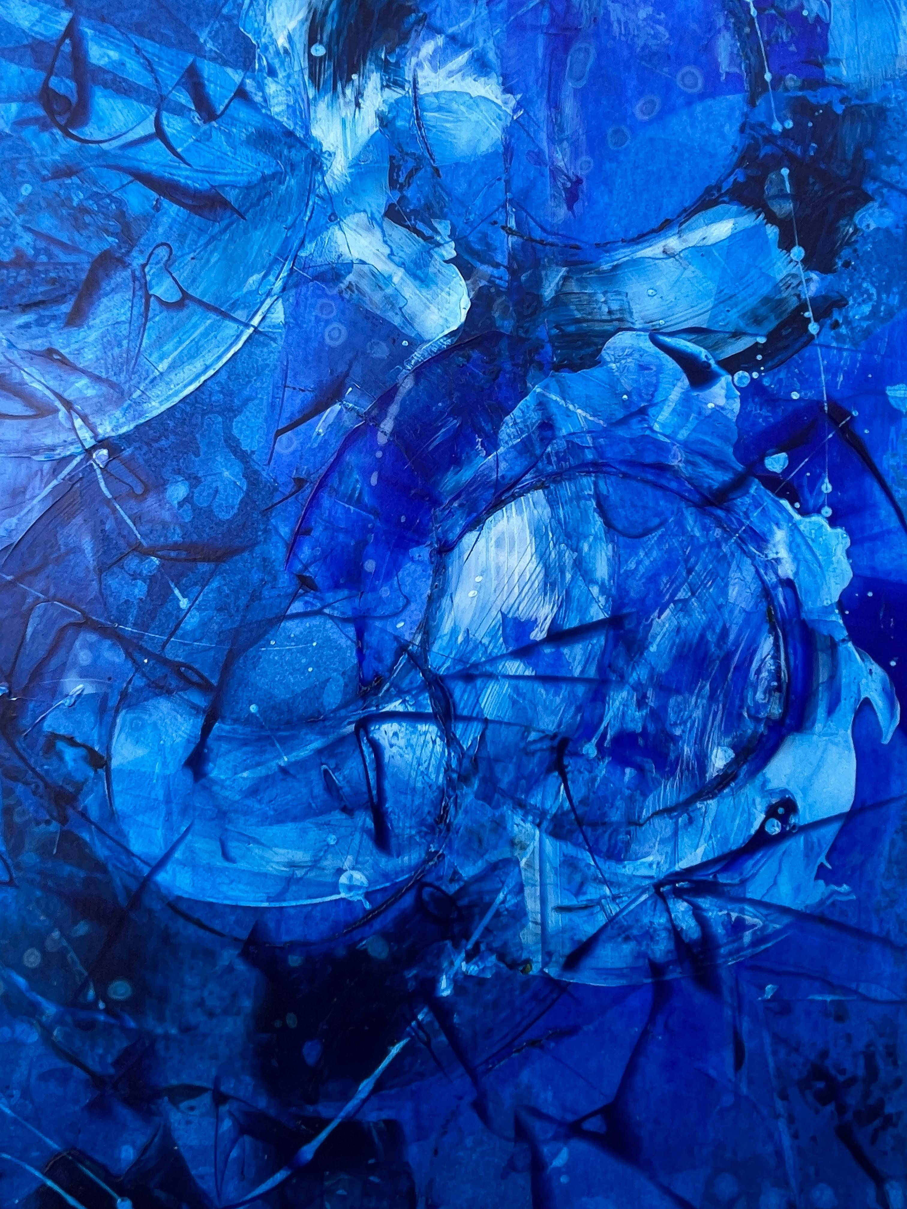 Mi obra, creada con acrílicos, refleja una exploración abstracta y vibrante del espíritu humano. La elección de colores vivos y las formas entrelazadas capturan la complejidad emocional y la profunda introspección. Busqué transmitir la interconexión