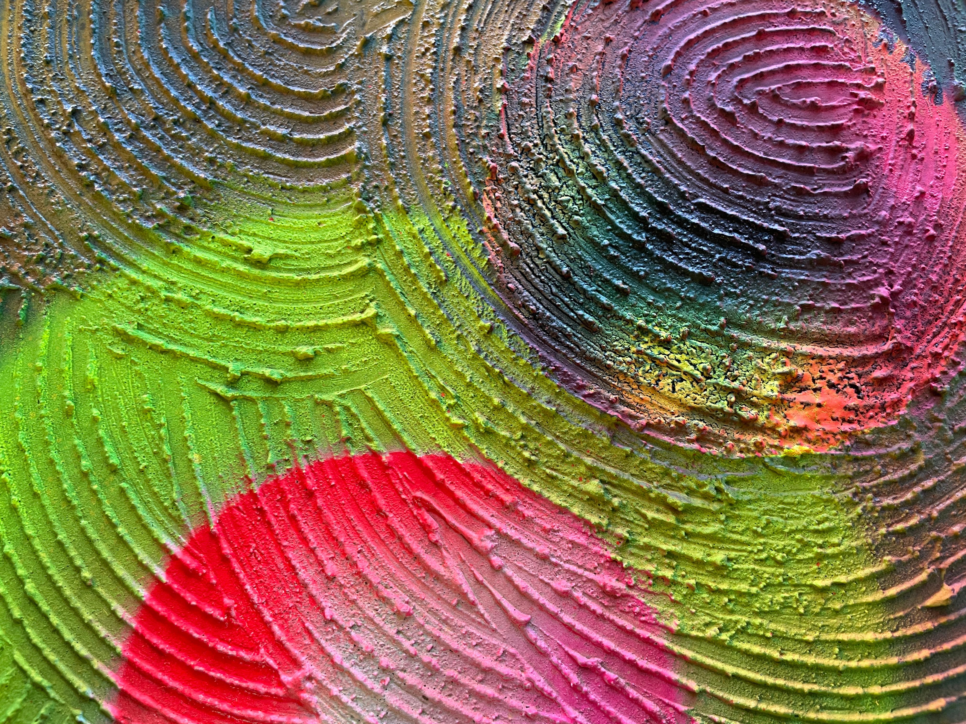 Cerchio di trasformazione astratto 

Questo quadro presenta un'opera d'arte astratta che combina tecniche di resina con rilievi circolari sulla sua superficie. La resina, applicata sulla tela, crea una finitura liscia e lucida, mentre il rilievo a