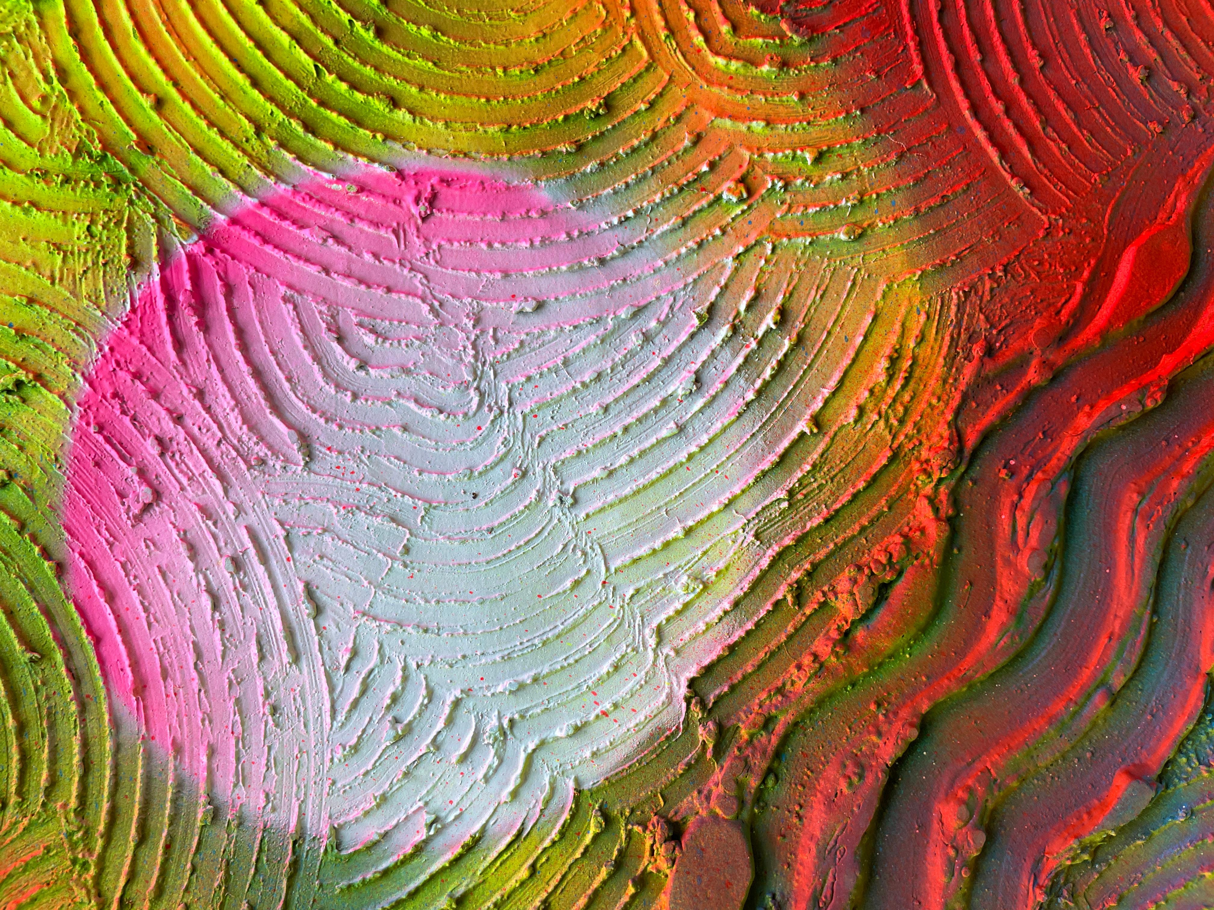 Cercle de transformation abstrait 

Ce tableau présente une œuvre d'art abstraite qui combine des techniques de résine avec des reliefs circulaires sur sa surface. La résine, appliquée sur la toile, crée une finition lisse et brillante, tandis que