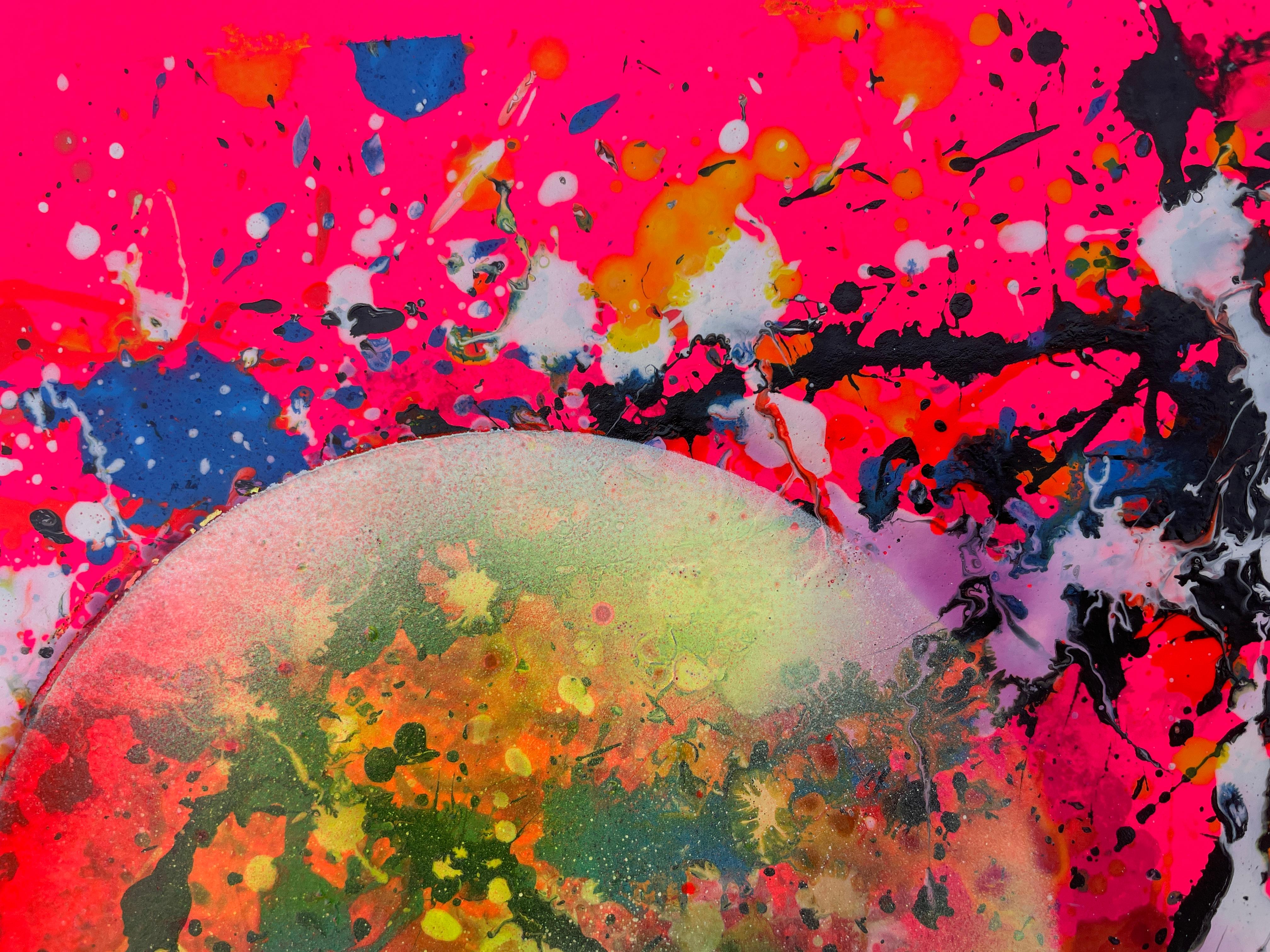 Dieses Gemälde sieht aus wie eine Explosion des Lebens, das aus dem Chaos aufsteigt: eine leuchtende Kugel, die inmitten eines Sturms von Farben und Spritzern wiedergeboren wird.

Stellen Sie sich vor, diese Kugel sei das Herz eines Phönix, der