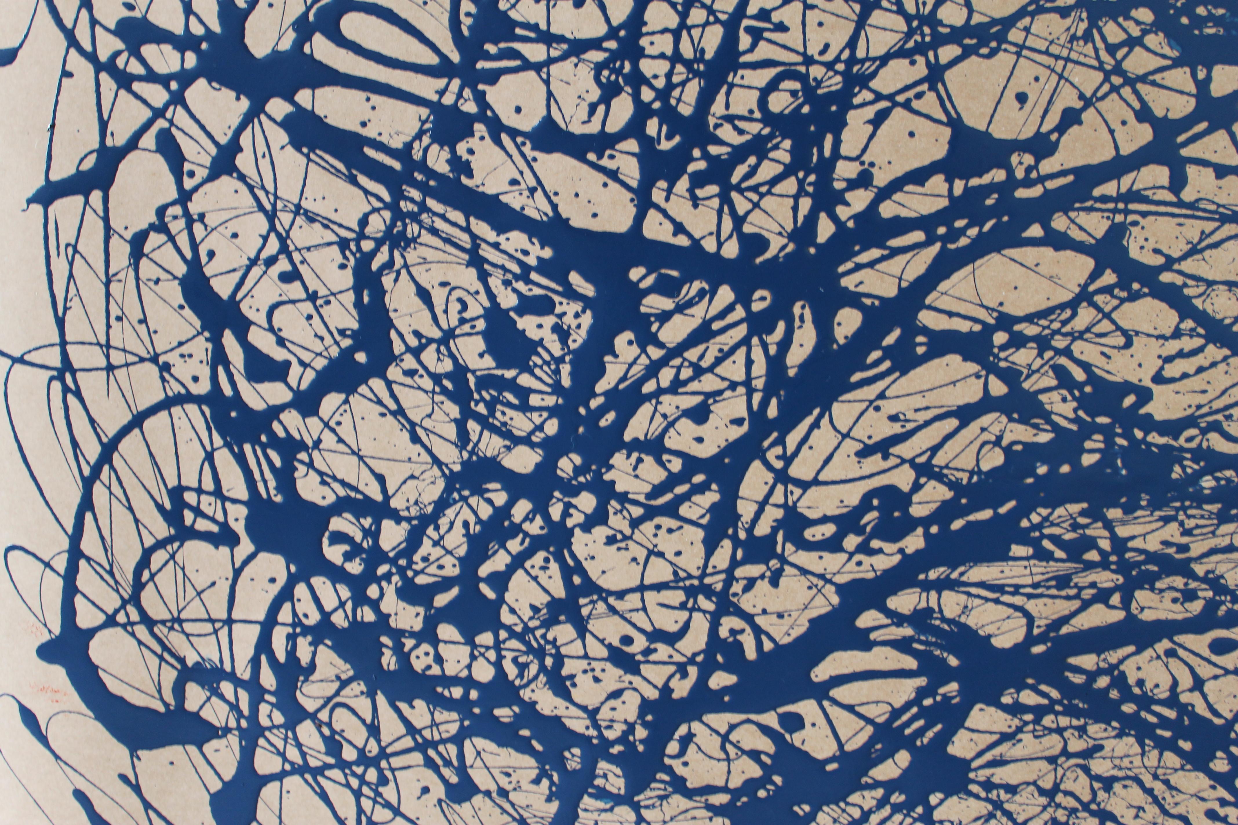 Questo quadro astratto, realizzato su una base di cartone, presenta un'esplosione di energia e dinamismo, caratteristica dello stile action painting. L'uso di smalti e vernici acriliche offre una ricca varietà di texture e lucentezze, creando