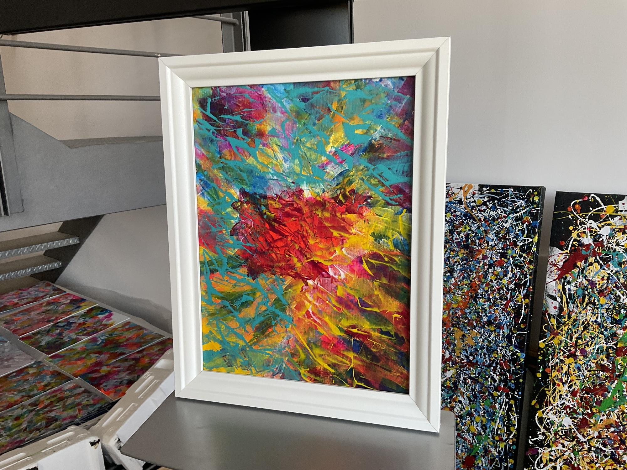 Un dipinto in acrilico astratto è un'esplosione di forme, texture e colori che invitano all'interpretazione personale. Sulla tela si intrecciano pennellate dinamiche e libere, creando strati di profondità e movimento. I toni vibranti, come i rossi