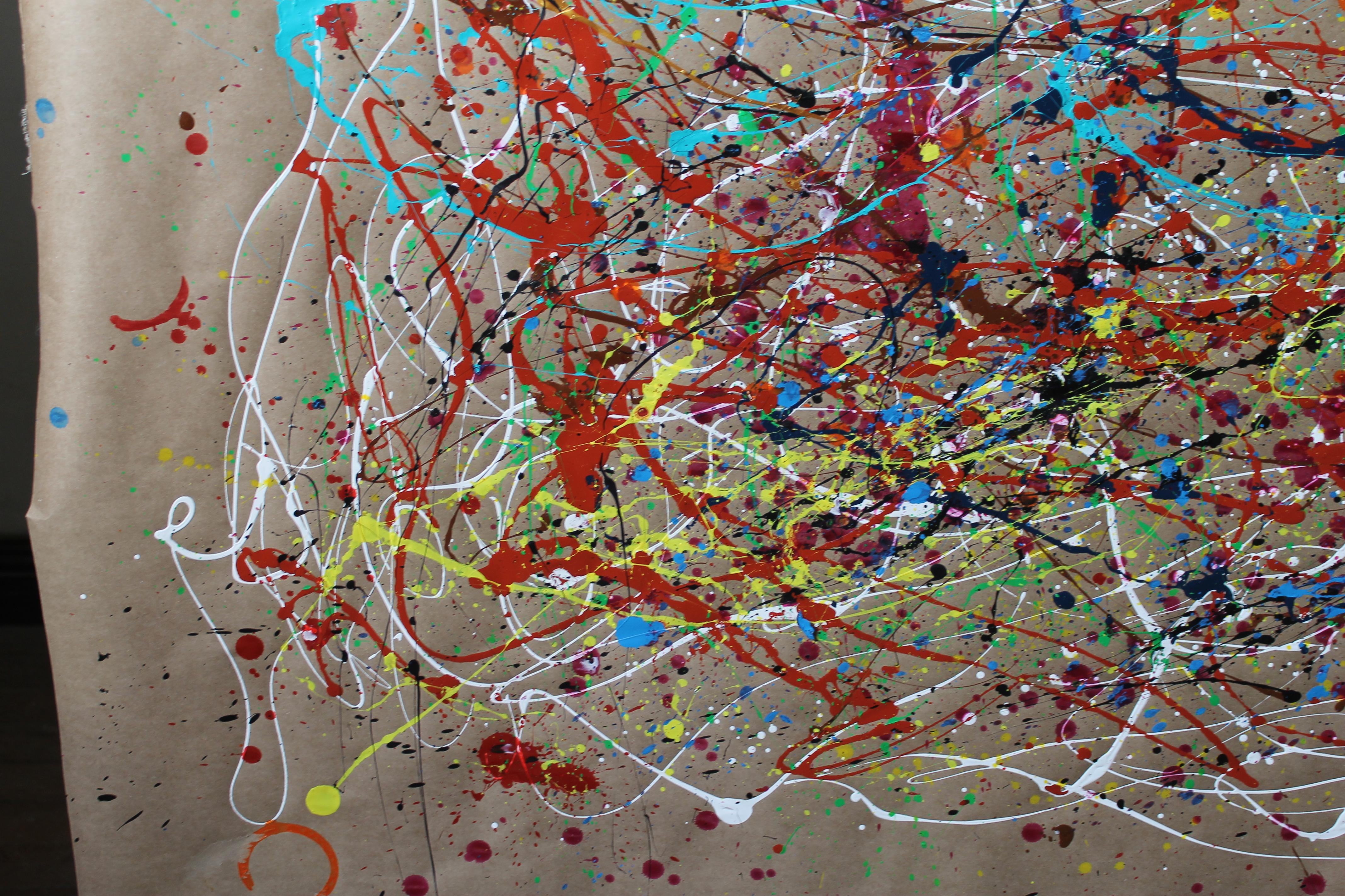 Dieses abstrakte Gemälde auf einem Karton präsentiert eine Explosion von Energie und Dynamik, die für den Stil des Action Painting charakteristisch ist. Die Verwendung von Emaille- und Acrylfarben sorgt für eine reiche Vielfalt an Texturen und