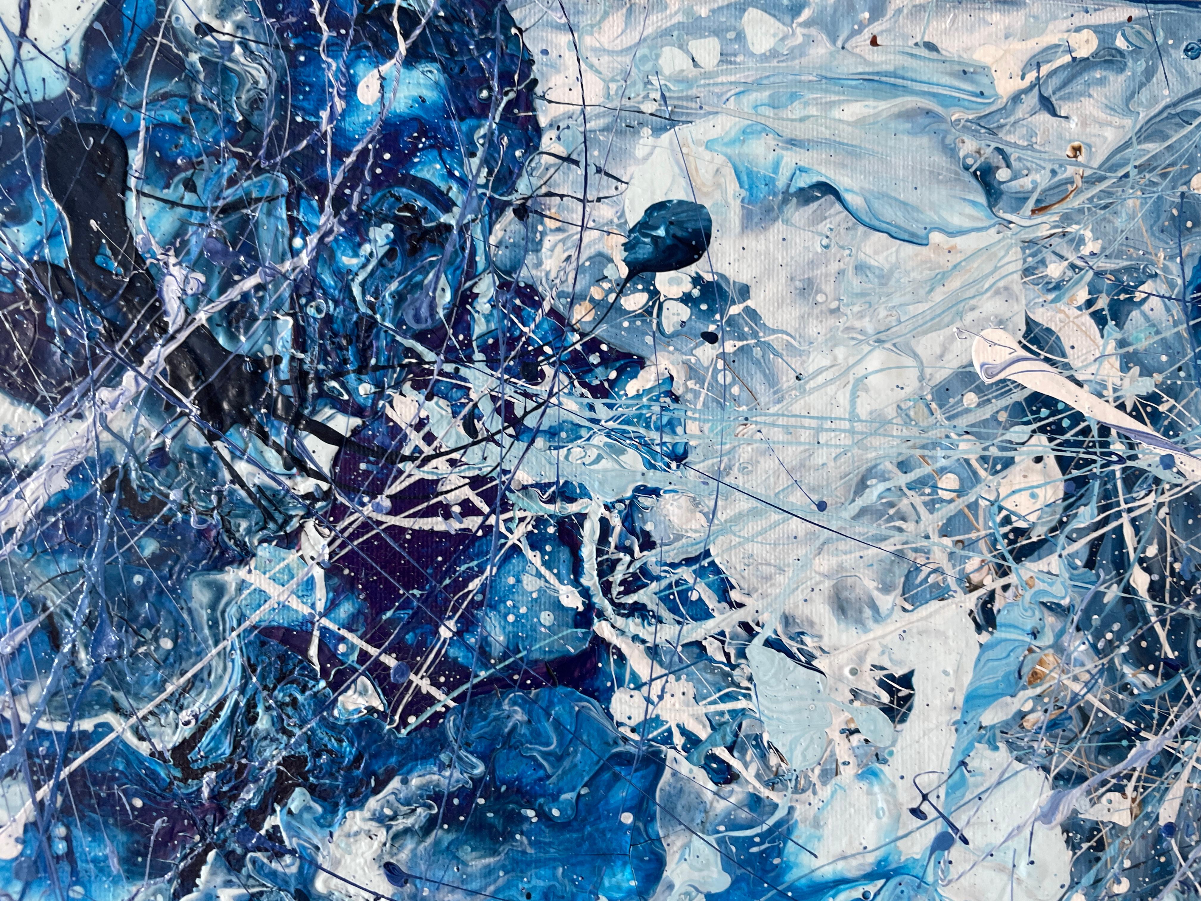 
In diesem ausdrucksstarken Action Painting verschmilzt ein Wirbelsturm aus fesselnden Blautönen zu einer atemberaubenden Meereslandschaft in Aufruhr. Die intensiven Blautöne, von tiefem Saphir bis zu lebhaftem Türkis, formen stürmische Wellen, die