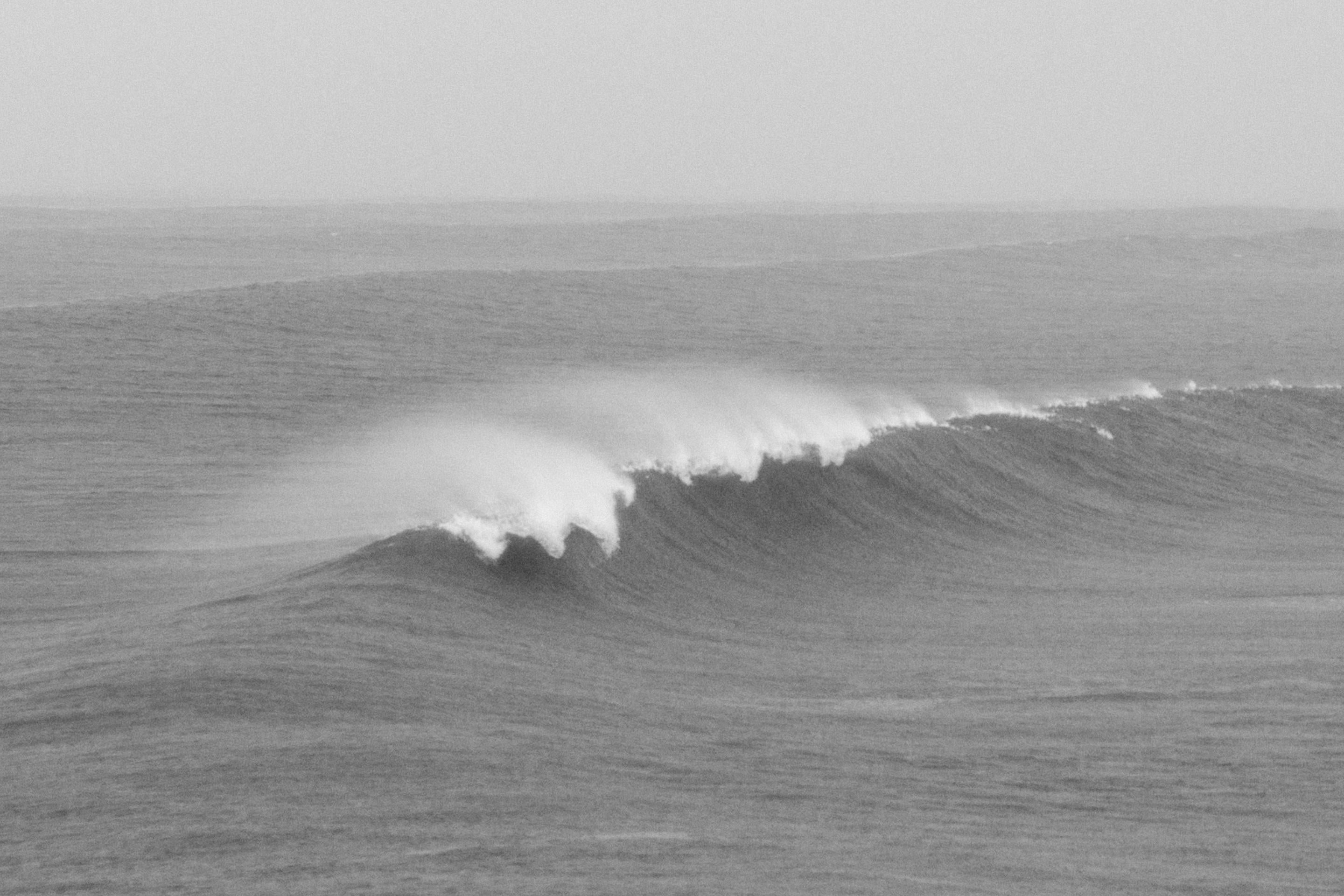 Nach Storm – Surffotografie B&W, Druck in limitierter Auflage, signiert Archival 2016 – Photograph von Juan Lamarca