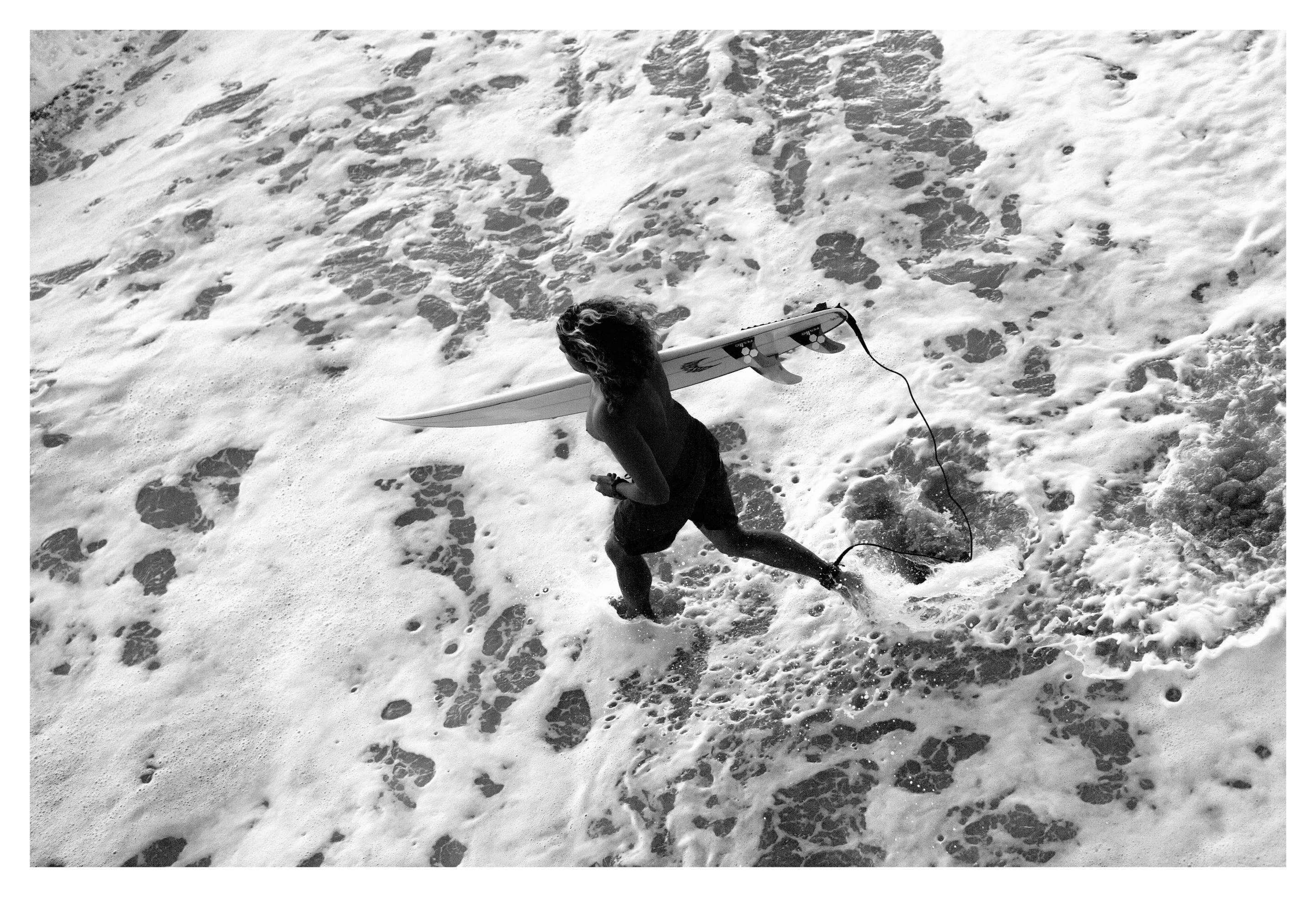 Juan Lamarca Black and White Photograph – Eingangsbereich – Surffotografie B&W, Druck in limitierter Auflage, signiert Archival 2016