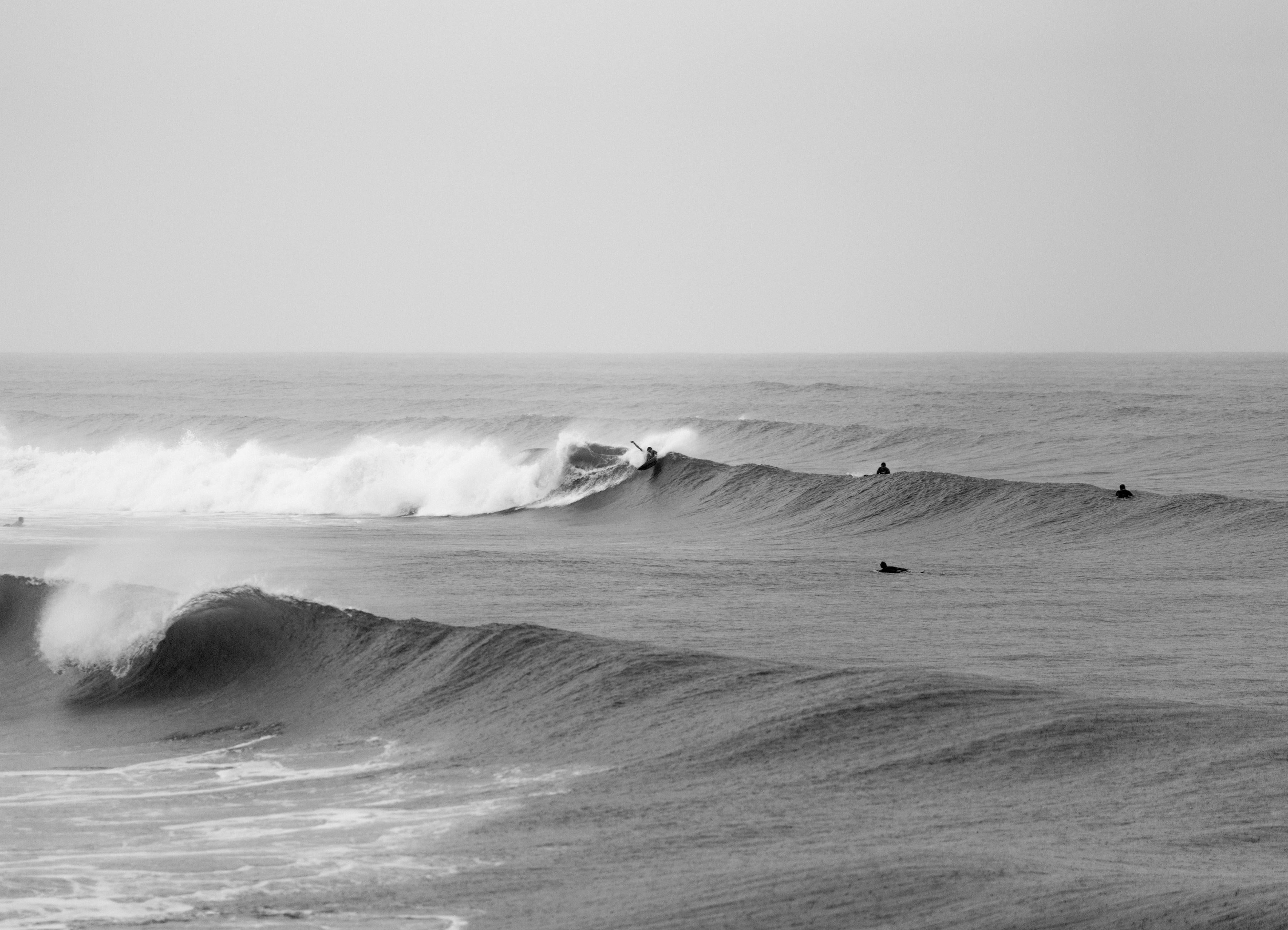 Abstract Photograph Juan Lamarca - Layback - Impression B&W de photographies de surf en édition limitée, signée Archival 2016