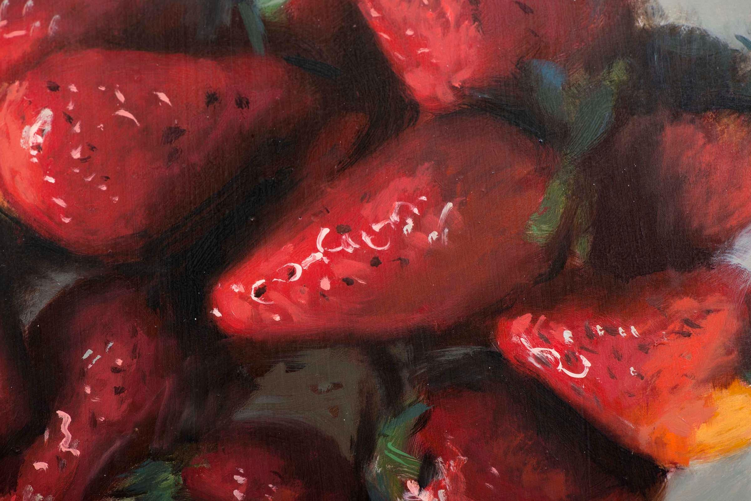 Plat avec des fraises - Gris Still-Life Painting par Juan Álvarez Cebrián