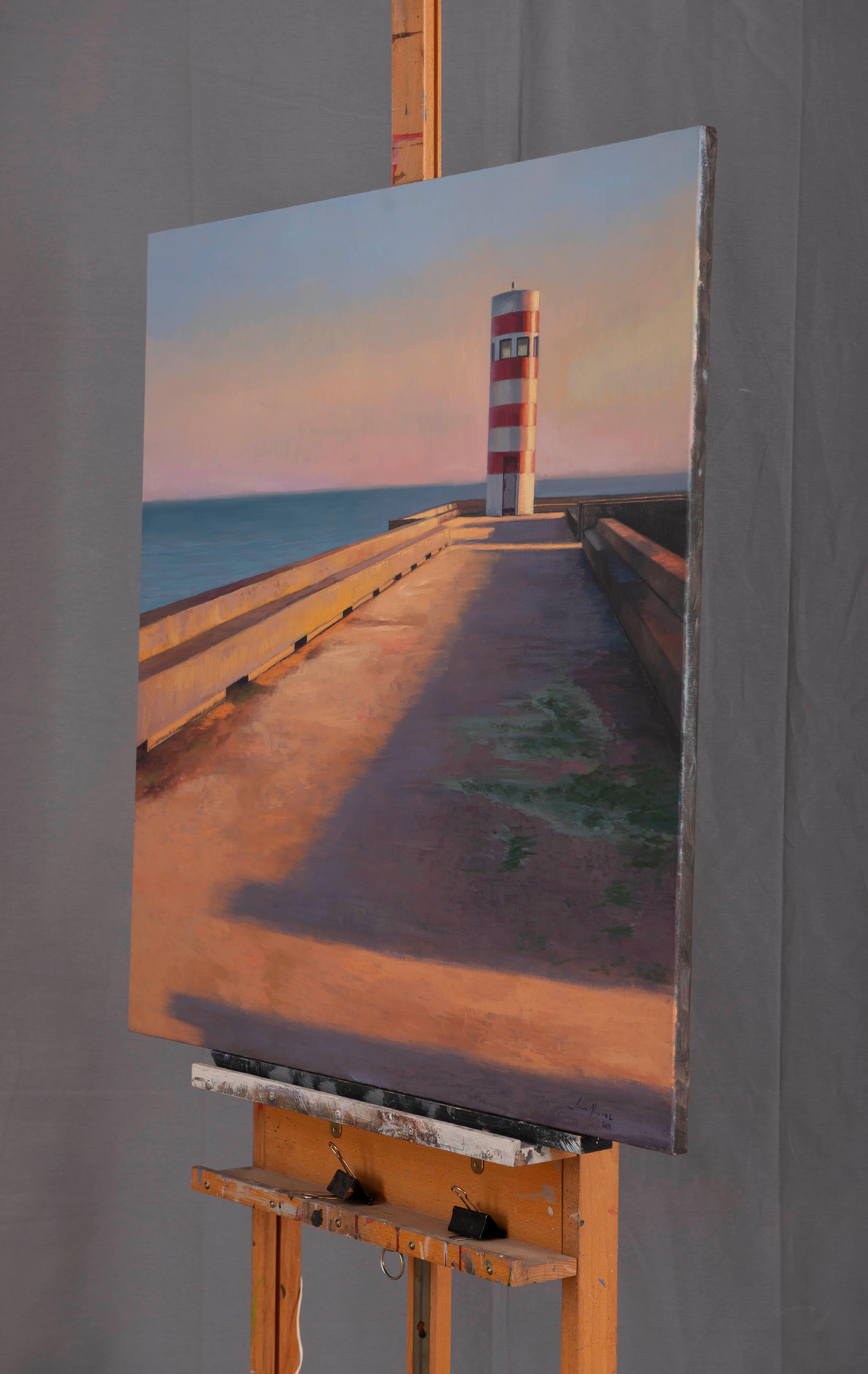 Faro Barra do Douro-III es la tercera pieza de una serie dedicada a este emblemático faro situado en la desembocadura del río Duero, Portugal. El cuadro presenta una perspectiva de la pasarela principal que conduce al faro, resaltando una atmósfera
