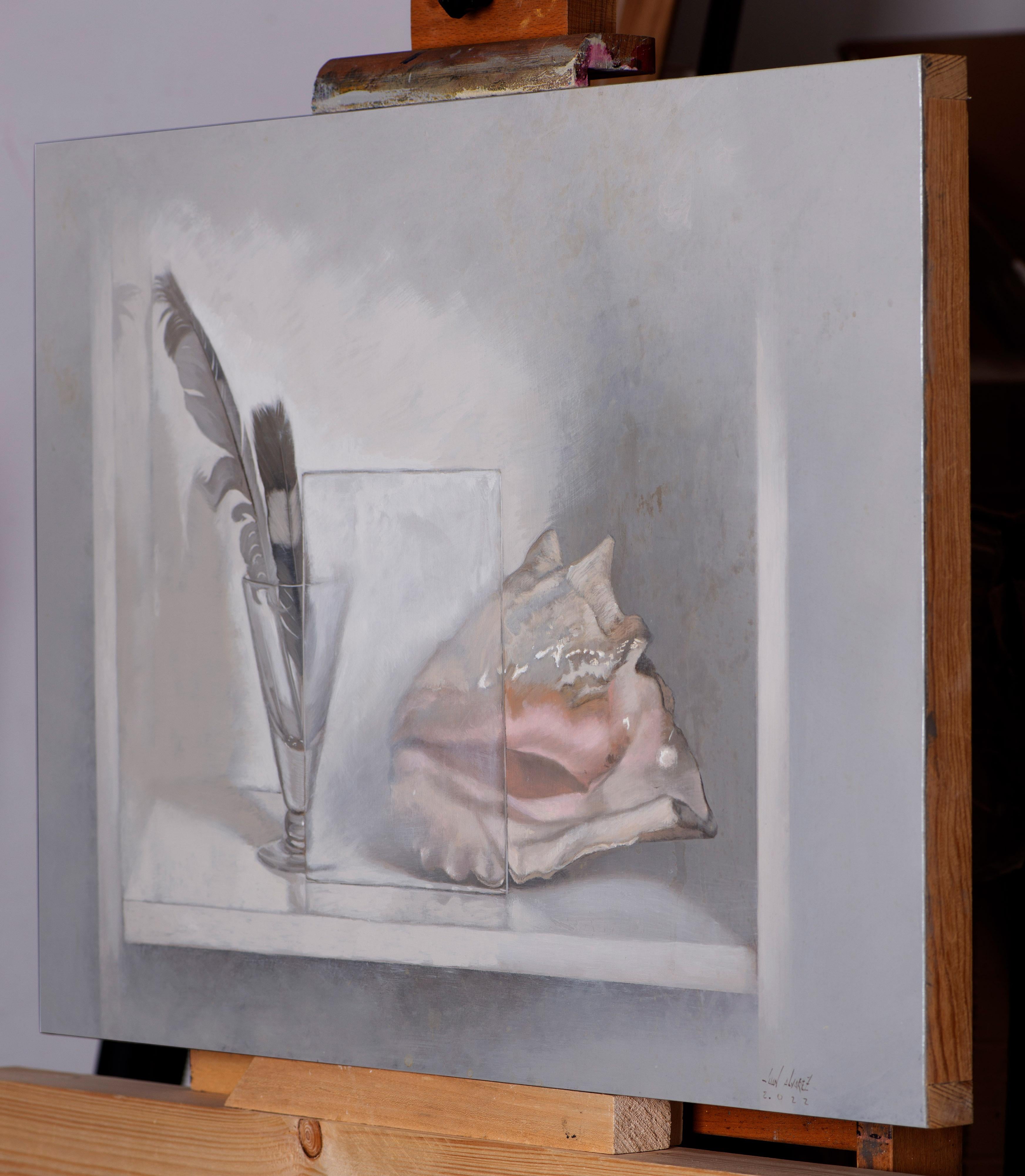 Federn und Conch (Braun), Still-Life Painting, von Juan Álvarez Cebrián
