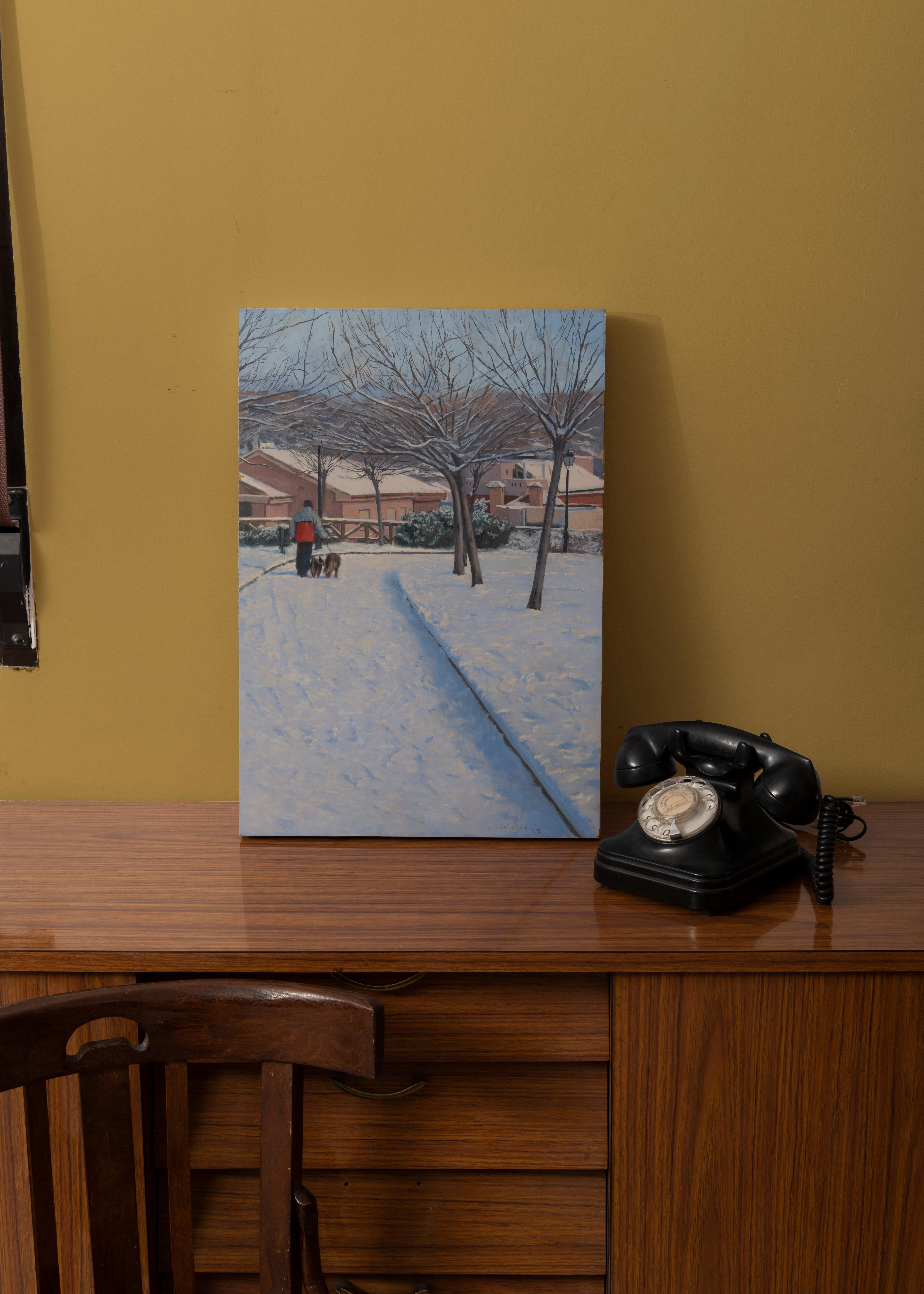 Dieses Werk fängt die Gelassenheit und Stille einer Winterlandschaft ein. Die Szene zeigt einen in Mäntel gehüllten Mann, der in Begleitung von zwei Hunden den gewundenen Pfad im Park entlangwandert. Die Stimmung ist eisig, Blau- und Grautöne