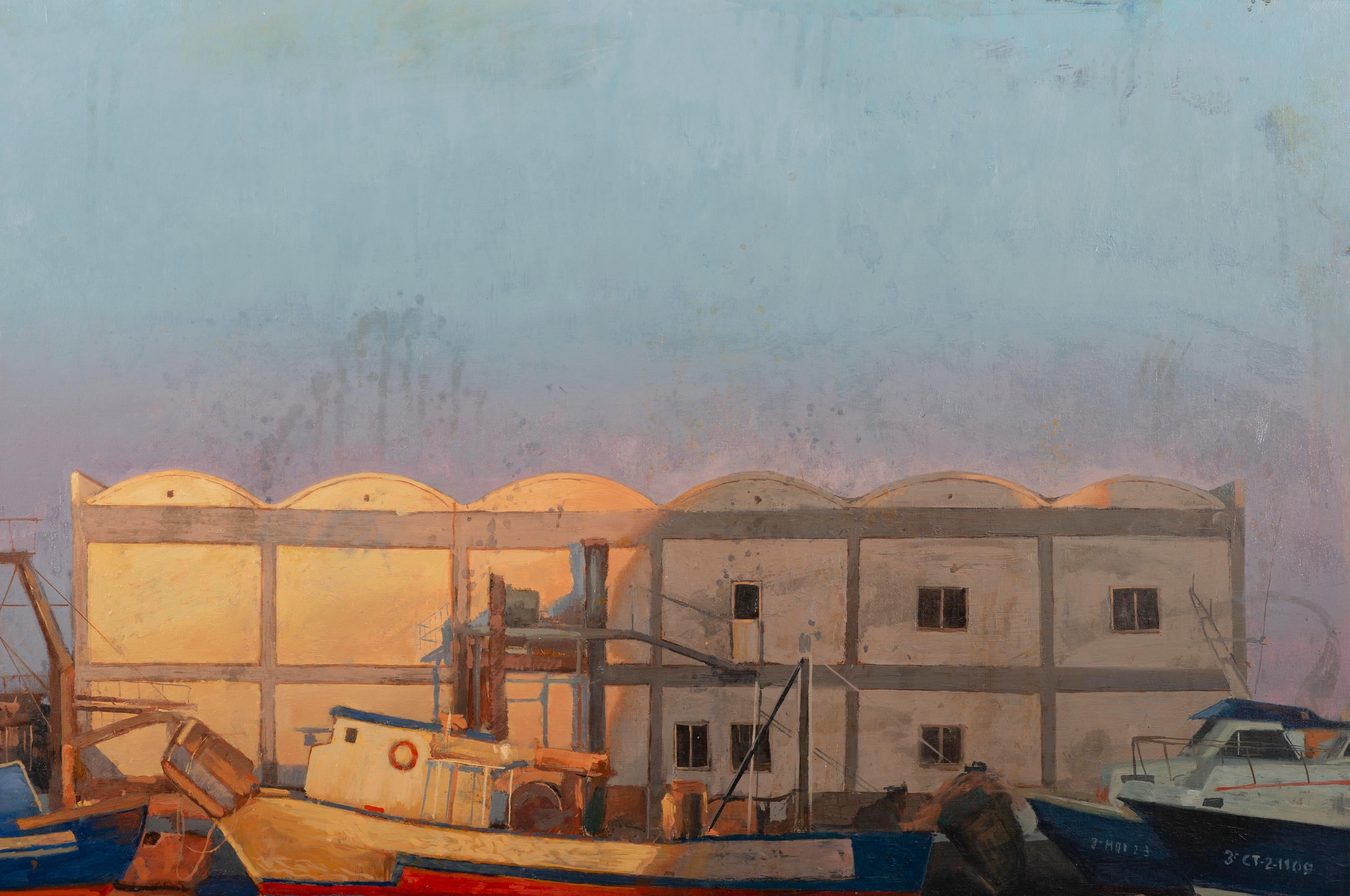 Dans cette scène de port au coucher du soleil, tout est enveloppé de calme. Les derniers rayons du soleil baignent un bâtiment de pêche, tandis que les bateaux amarrés jouent avec l'ombre et la lumière. L'eau tranquille reflète une symphonie de tons