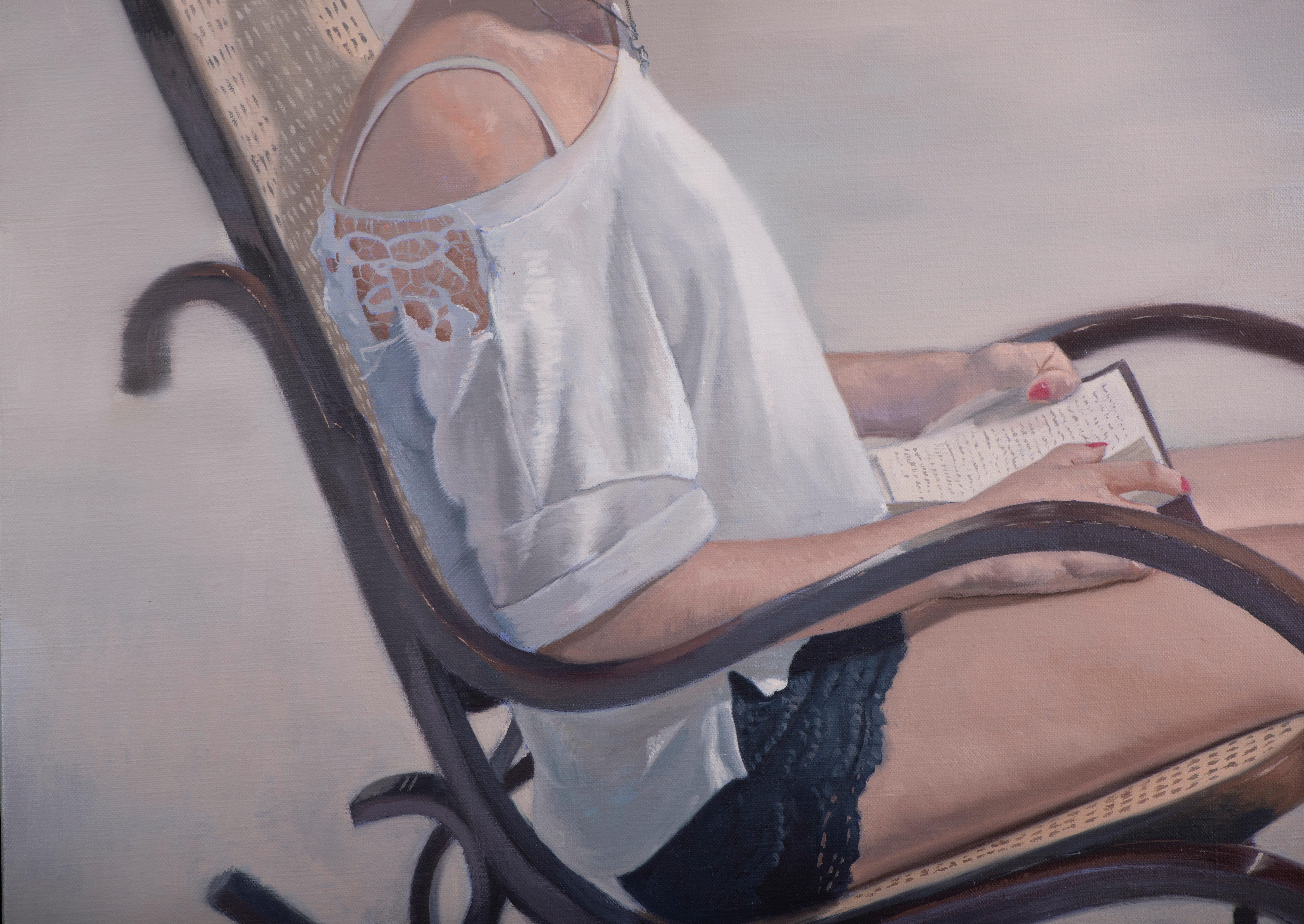 Frau, die in einem Schaukelstuhl reading, ich (Grau), Figurative Painting, von Juan Álvarez Cebrián