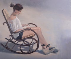 Mujer leyendo en una mecedora I