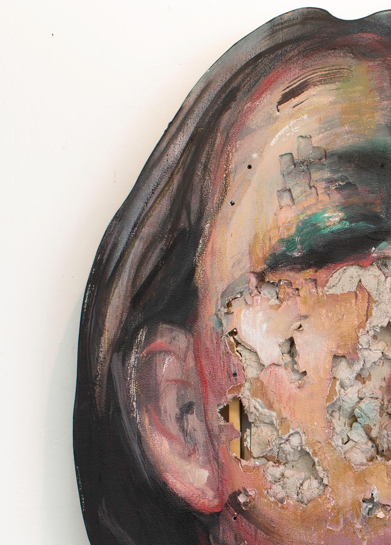 Si bien su obra tiene un claro lenguaje figurativo, las pinturas de Juan Miguel Palacios contienen una fuerte carga conceptual, donde su trabajo desarrollado en series, tiene un constante deambular de la identidad del individuo y su relación con el