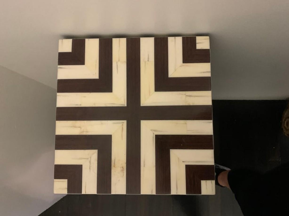 Pedestal de imitación de hueso y madera diseñado por Juan Montoya Siglo XXI y contemporáneo en venta