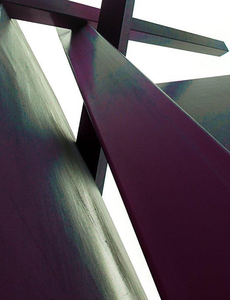 Geometrischer Kontakt. Architektonische Farbfotografie in limitierter Auflage (Schwarz), Color Photograph, von Juan Pablo Castro