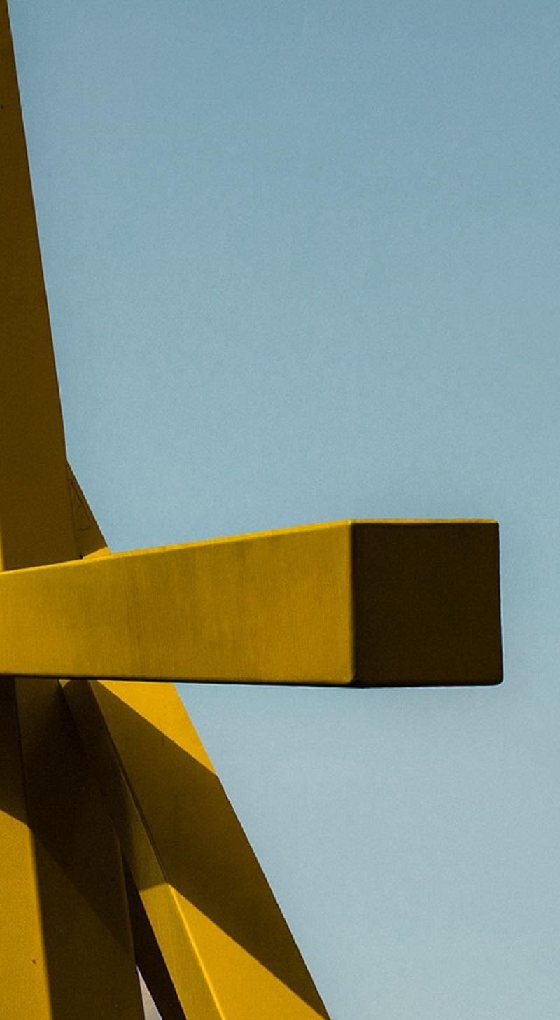 Goldene Flamme. Landschaft architektonische Farbe limitierte Auflage Fotografie – Photograph von Juan Pablo Castro