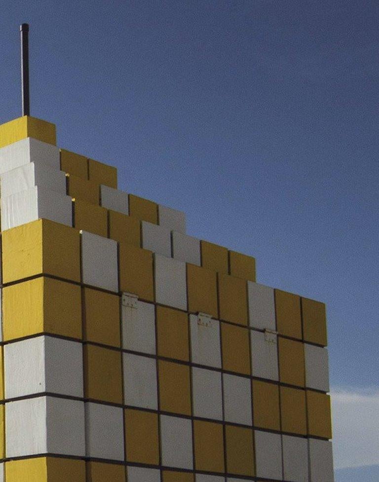 Rubik's Cube. Architektonische Farbfotografie in limitierter Auflage – Photograph von Juan Pablo Castro