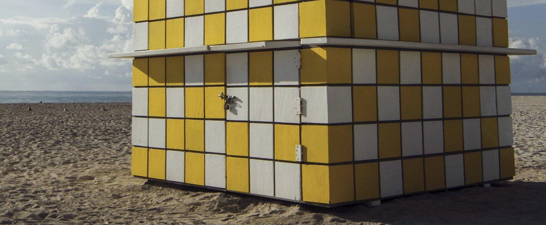 Rubik's Cube. Architektonische Farbfotografie in limitierter Auflage (Grau), Color Photograph, von Juan Pablo Castro
