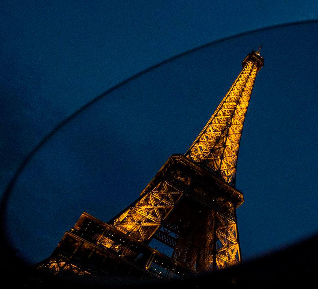 Souvenirs de Paris 4 Alleinerziehen. Paris. Architektur-Landschaftsfotografie in Farbe – Photograph von Juan Pablo Castro