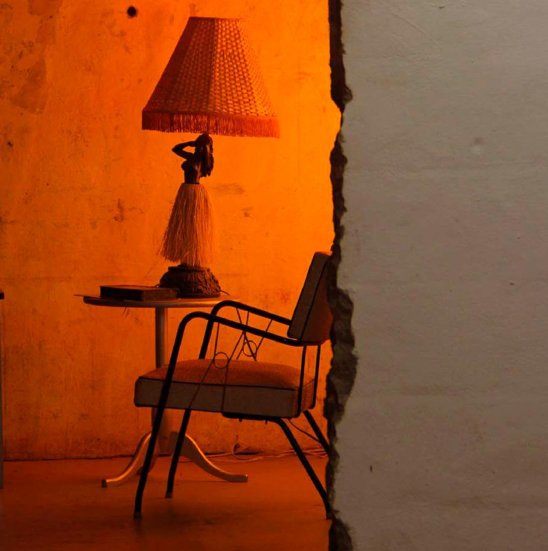 Ich danke Ihnen! Architektonische Stilllebenfotografie in Farbe in limitierter Auflage (Braun), Color Photograph, von Juan Pablo Castro