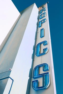 Muy Tropical y Muy Tropical Pero De Noche. Fotografía en color